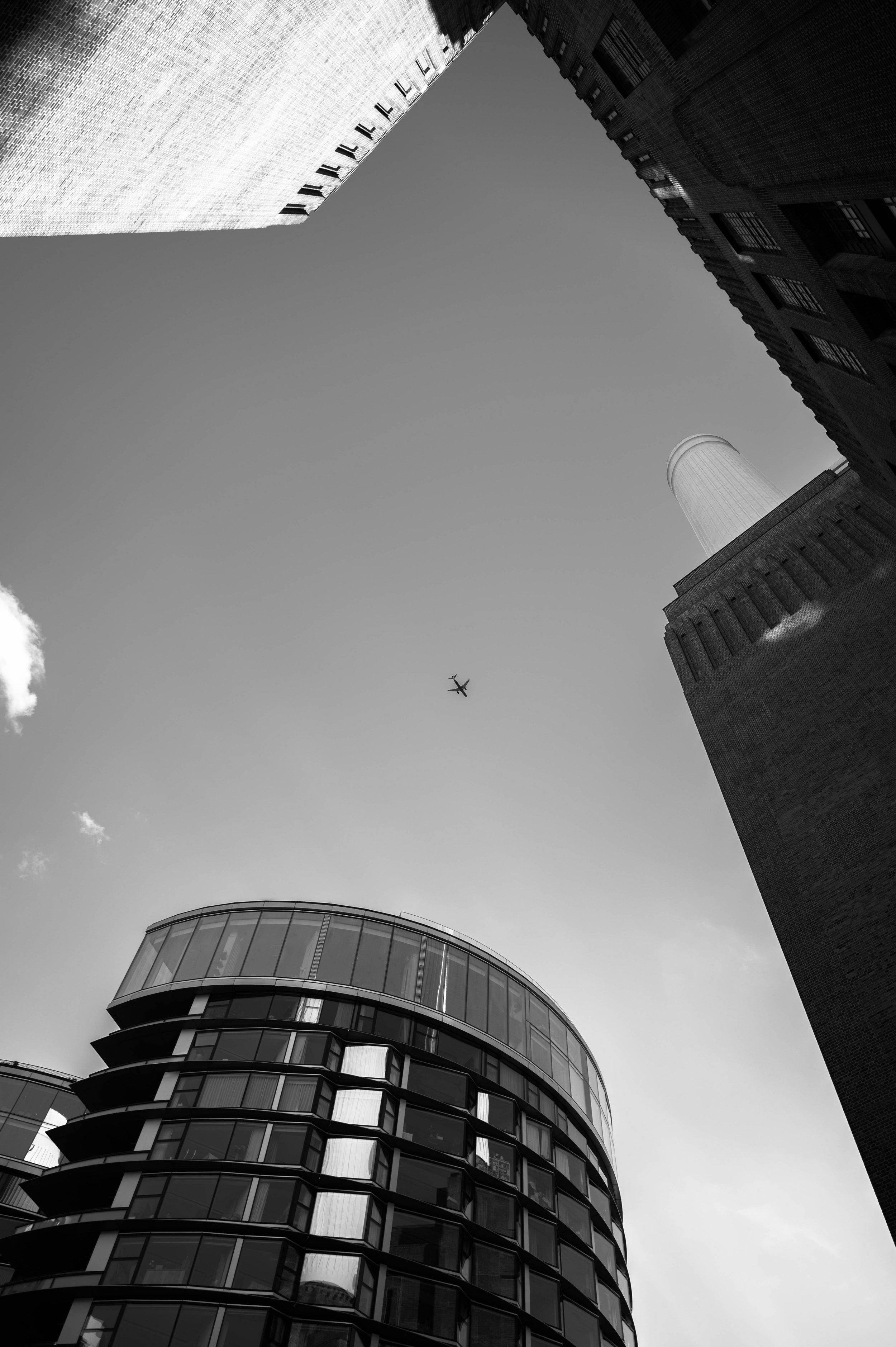 Flugzeug am Himmel an der Battersea Powerstation in London