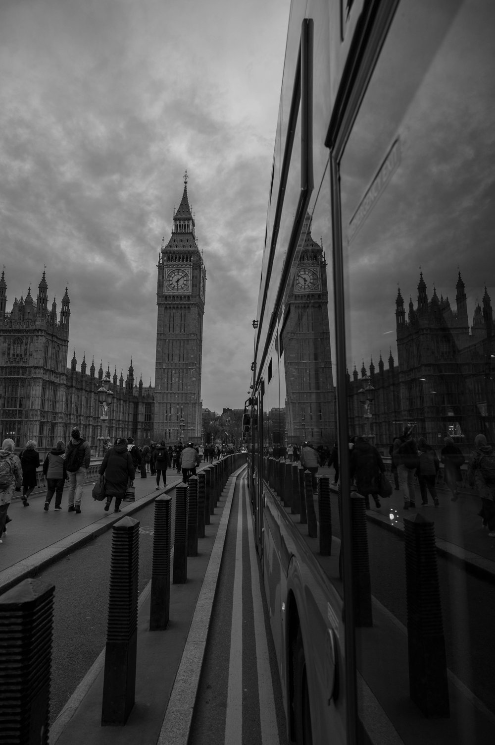Der Elizabeth Tower bzw. Big Ben schwarz weiß in Spiegelung eines Doppeldeckerbusses in London