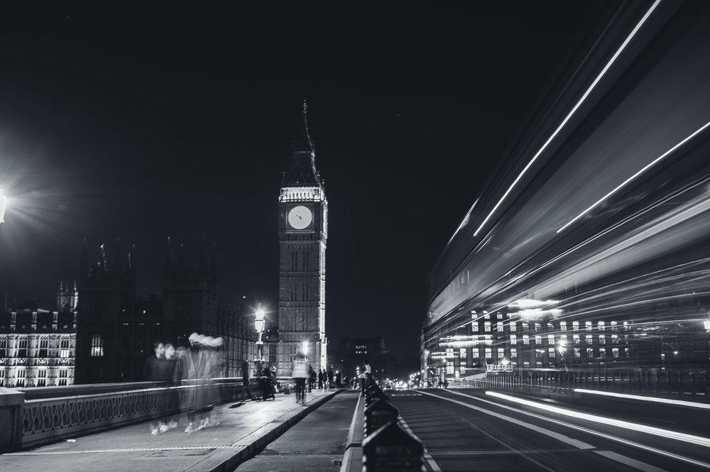 Schwarz weiß Langzeitbelichtung des Big Ben mit durchfahrendem Doppeldeckerbus in London