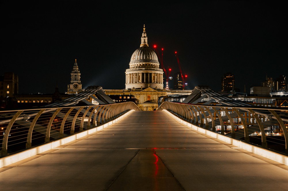London bei Nacht - Blick über Milleniumbrücke auf St. Pauls Cathedral