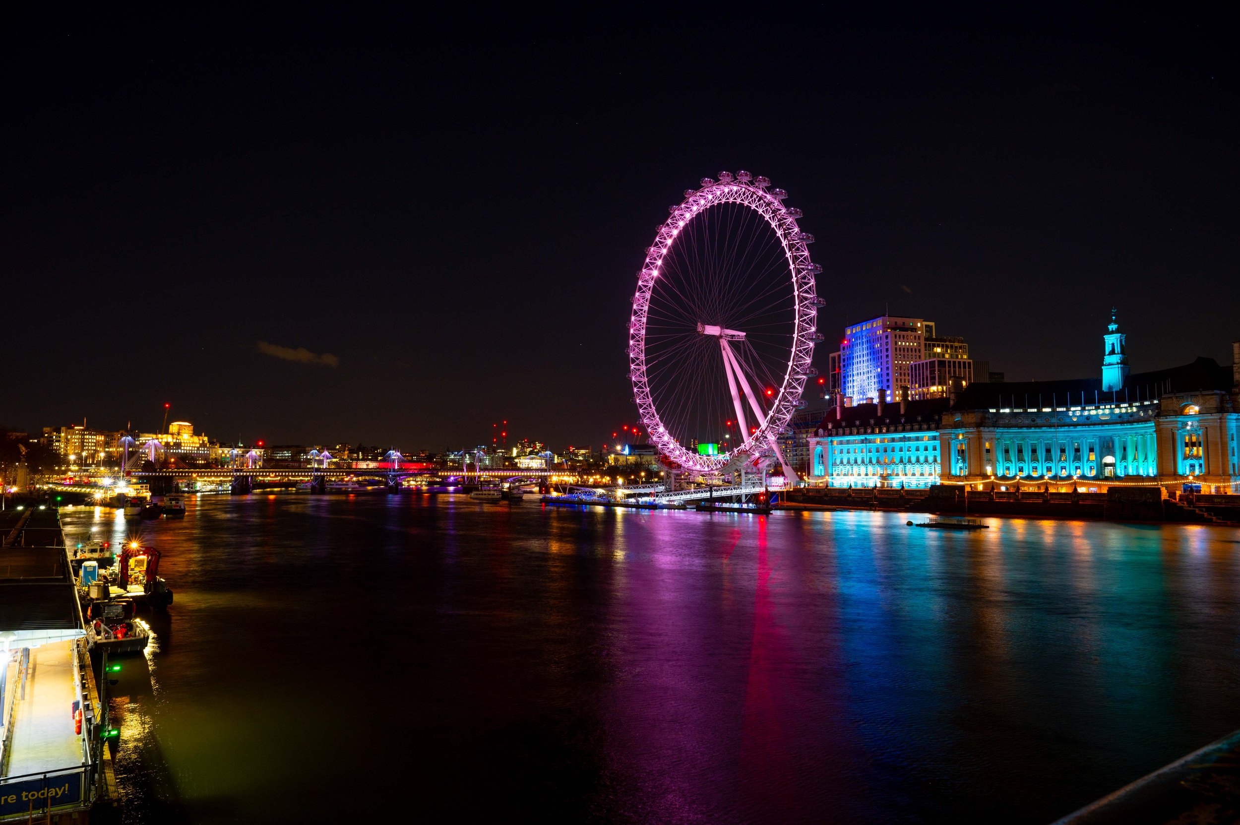 London bei Nacht - London Eye mit spiegelnder Themse und Mond - Perspektive von Westminster Bride