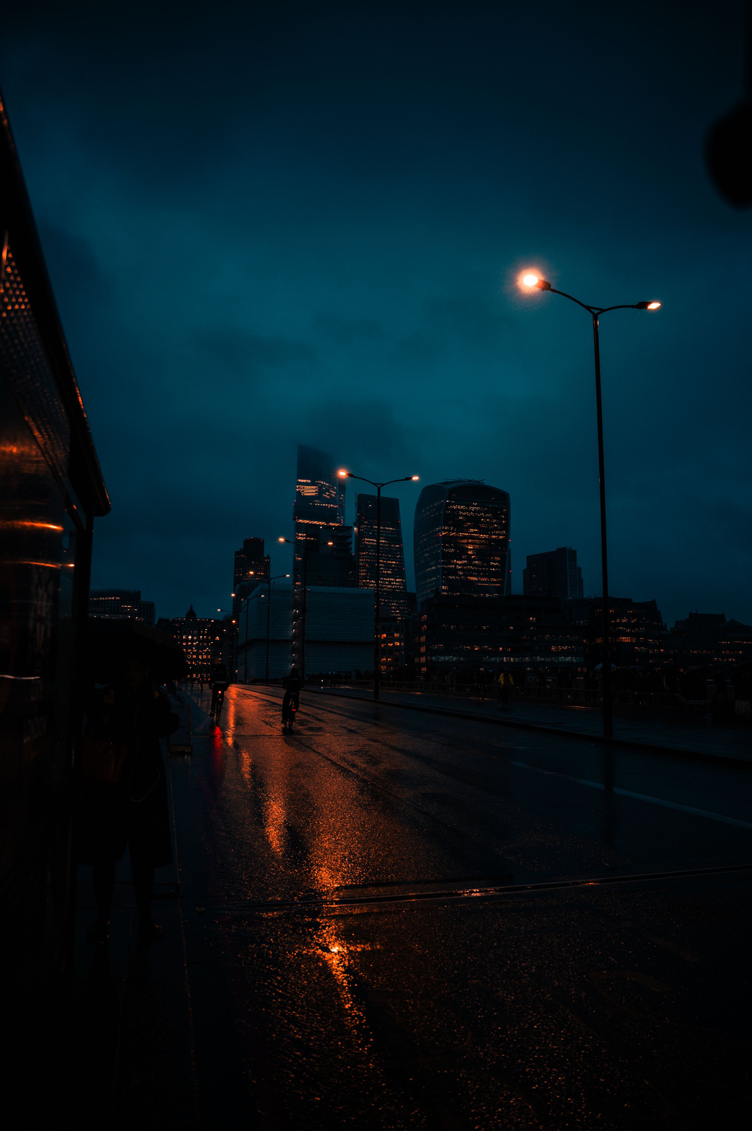 London bei Nacht und Regen - Blick auf Skyline in Wolkendecke