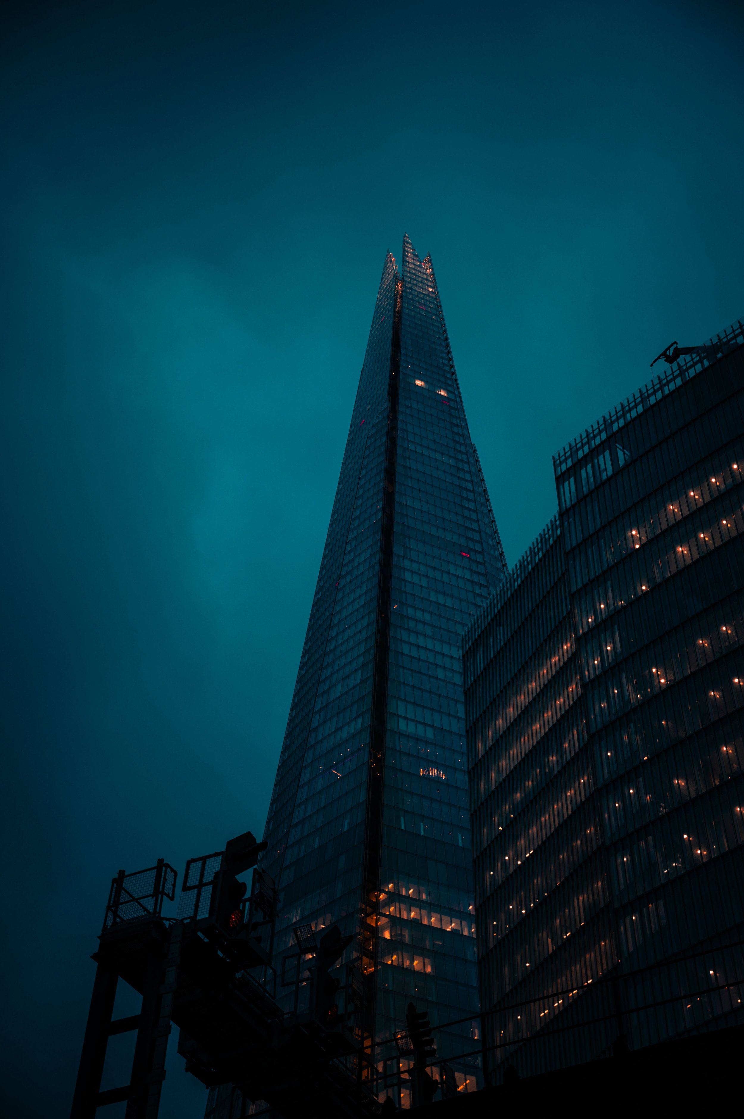London bei Nacht und Regen - Blick auf the Shard in Wolkendecke