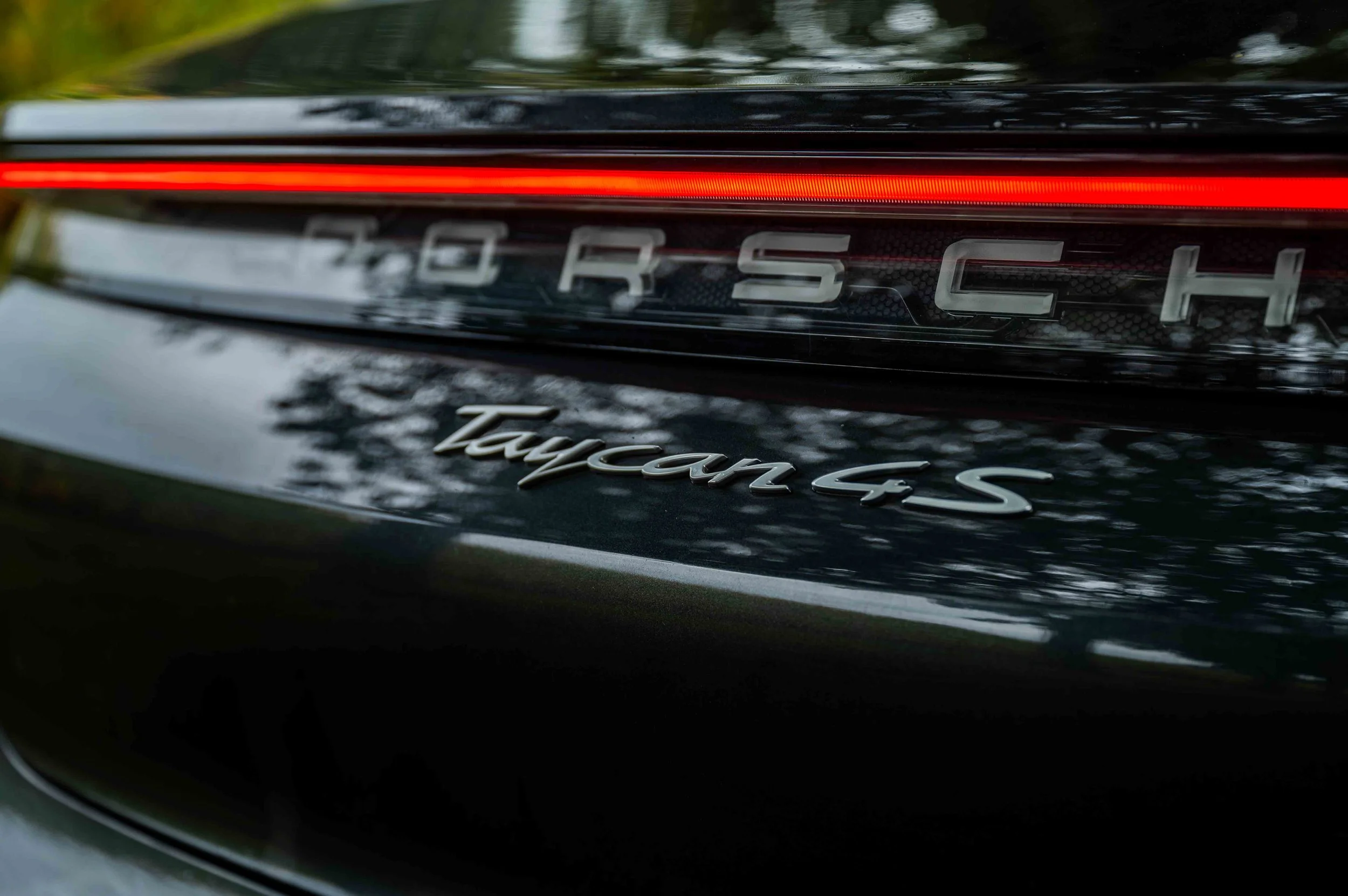 Rotes Leuchtenband als Rücklicht im neuen Porsche Taycan 4S