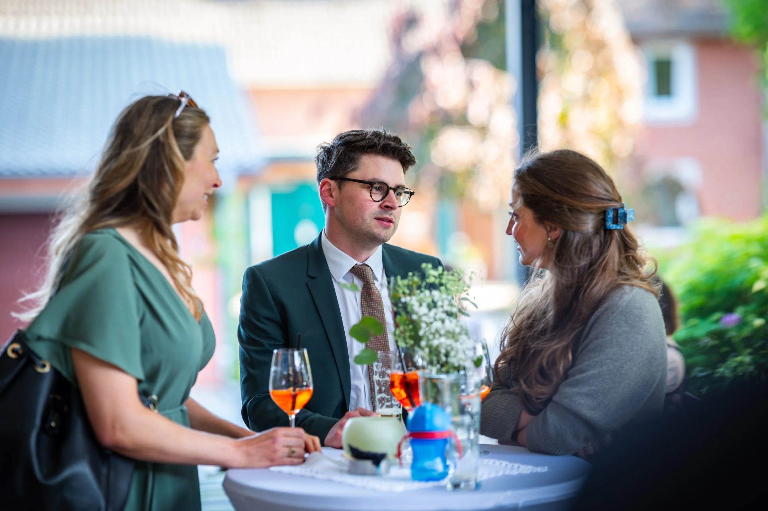 Die Hochzeitsgäste trinken Aperol im sommerlichen Abend
