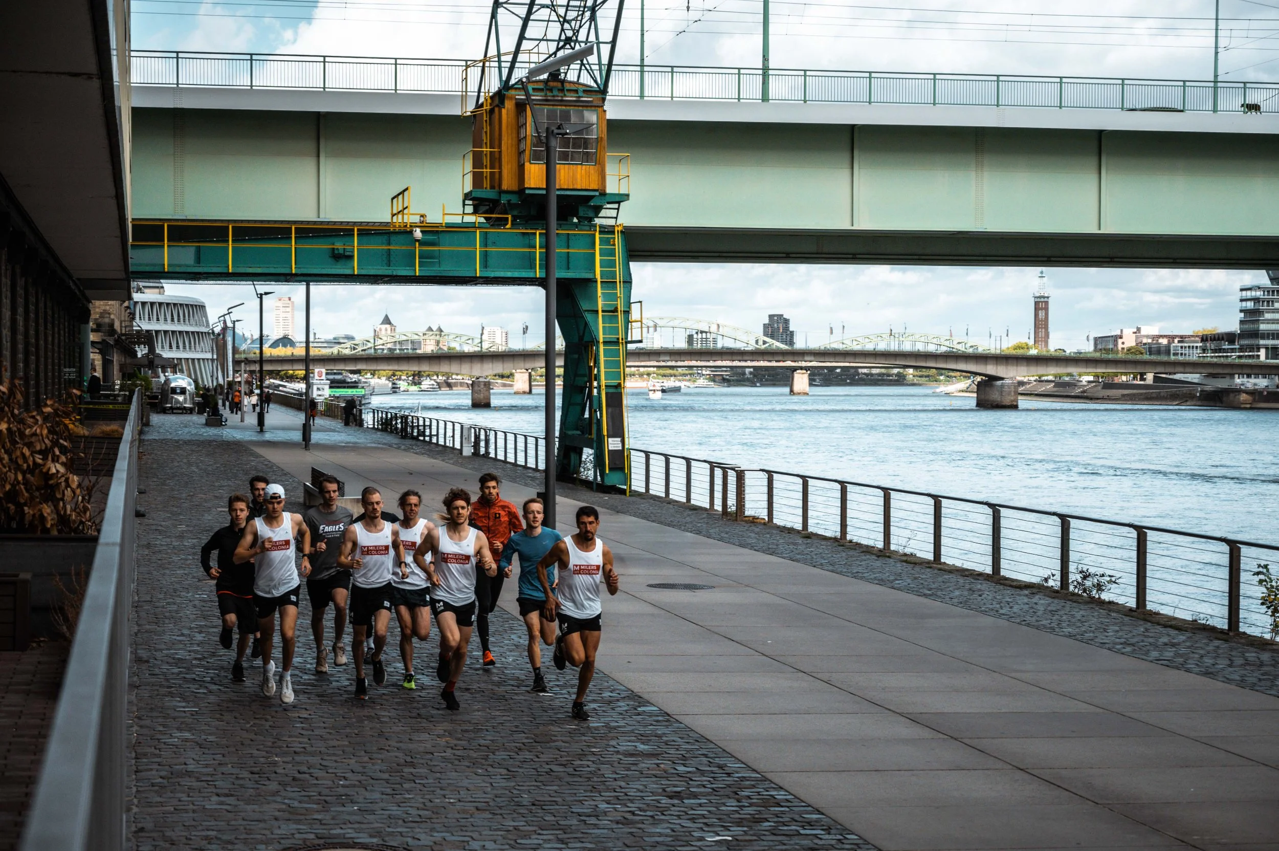 Läufergruppe am Rhein
