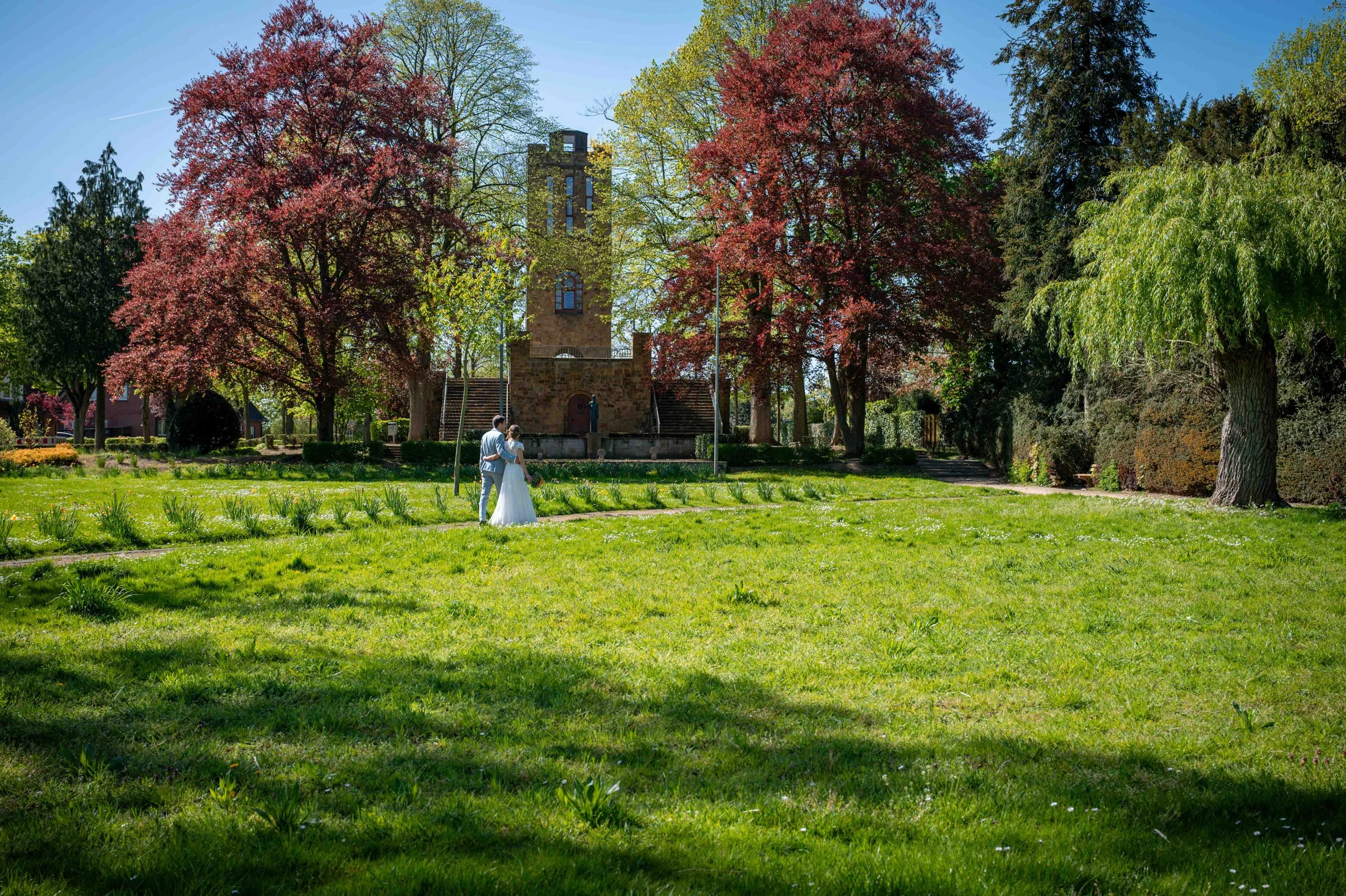 Frühlingshochzeit im Osnabrücker Land – Romantik unter alten Bäumen im Park