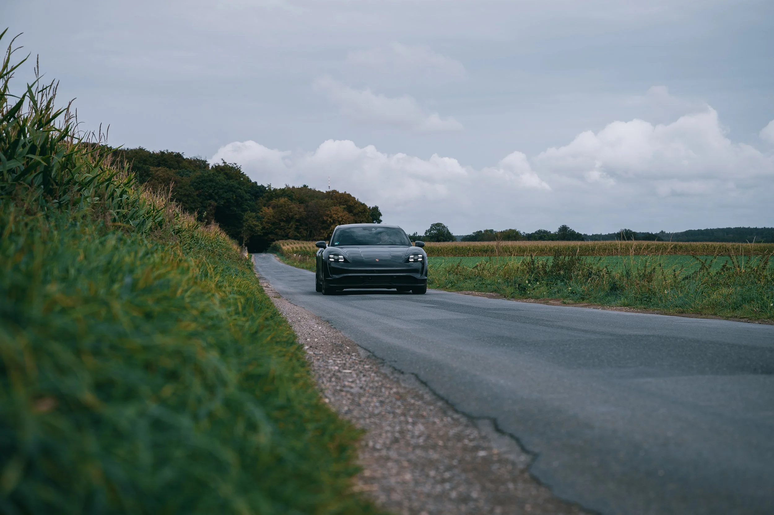 Porsche Taycan auf einer Landstraße im Osnabrücker Land