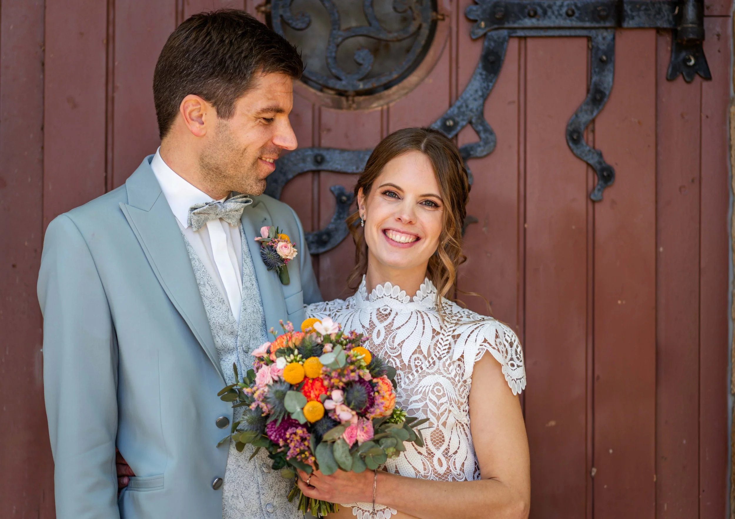 Stilvolle Hochzeitsportraits im Boho- und Vintage-Look mit Blumenstrauß