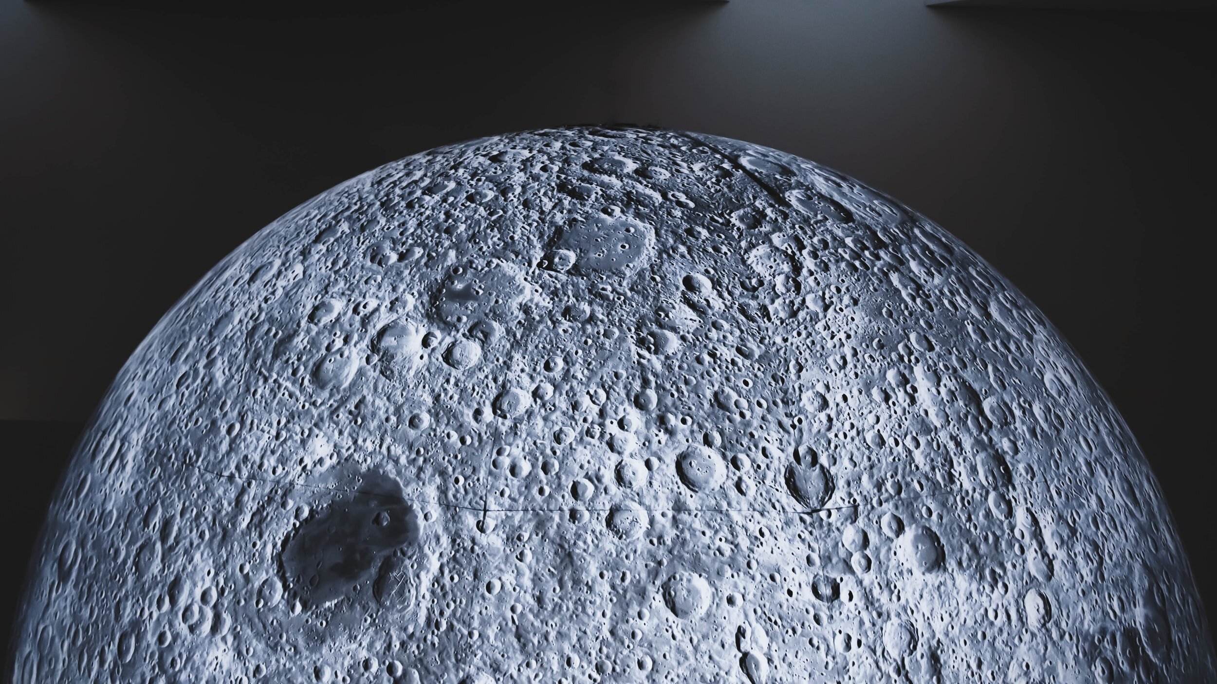 Луна тайное. Голубая Луна спекулятивная биология. Лунный музей. Moon view. Gray Moon.