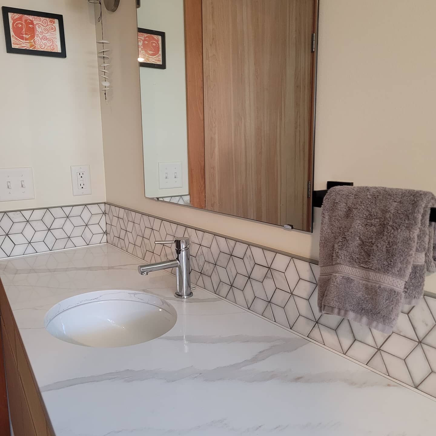 Last week's cubicle. 
Zoom into the corner to see the magic! And oh, what a difference grout makes!
Thank you @sustainable_building_design for the diamond marble challenge! 

#tubsurround #marbletile #fildi #marblechallenge #joyceoftile #beautifulbat