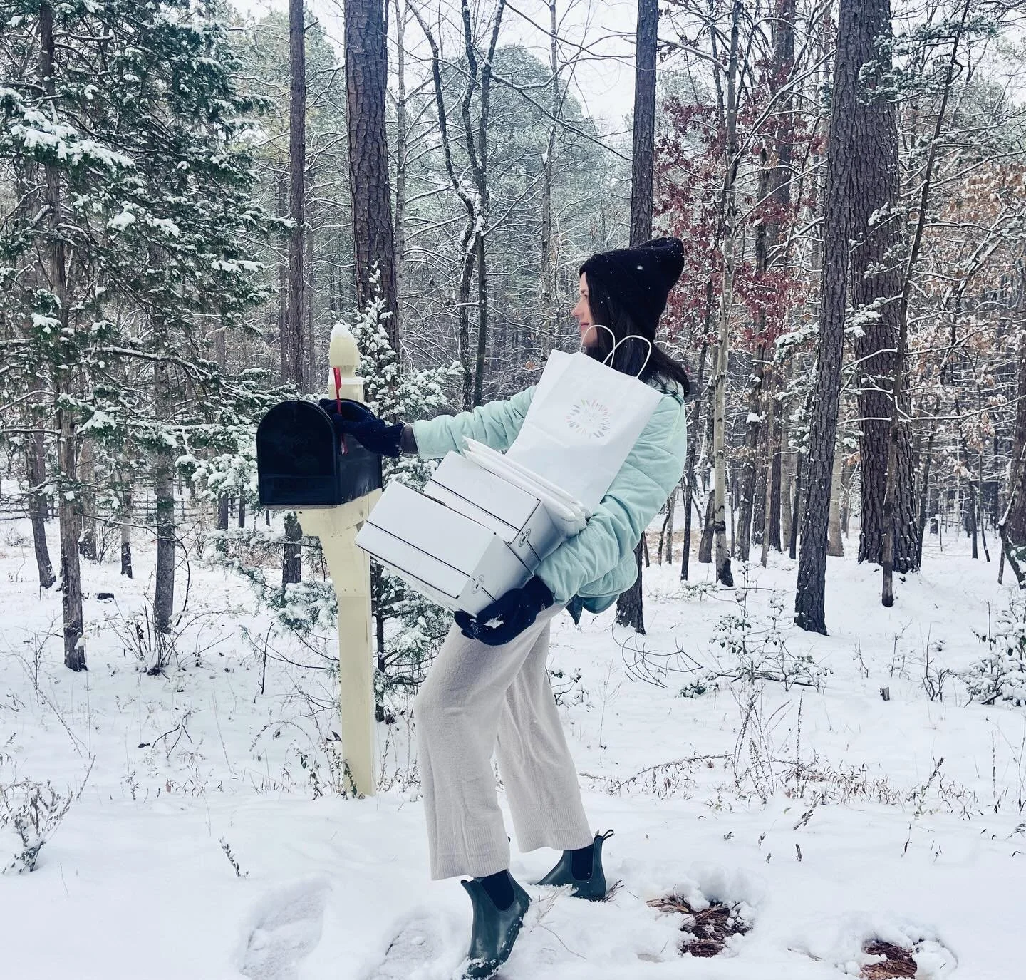 Can&rsquo;t miss the mailman and can&rsquo;t leave your christmas packages out in the snow, so here we are 🫶🏼❄️📦 
This is your reminder that there are only 3 more days to get your Christmas Card orders in!

#christmascards #christmaspaper #shippin