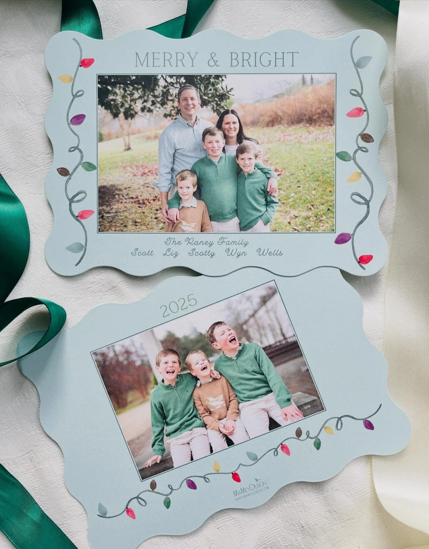 One of my favorites this year. A custom mint card with a die cut scalloped edge 🍬〰️

#coloredlights #christmascards #diecut #mameydesign