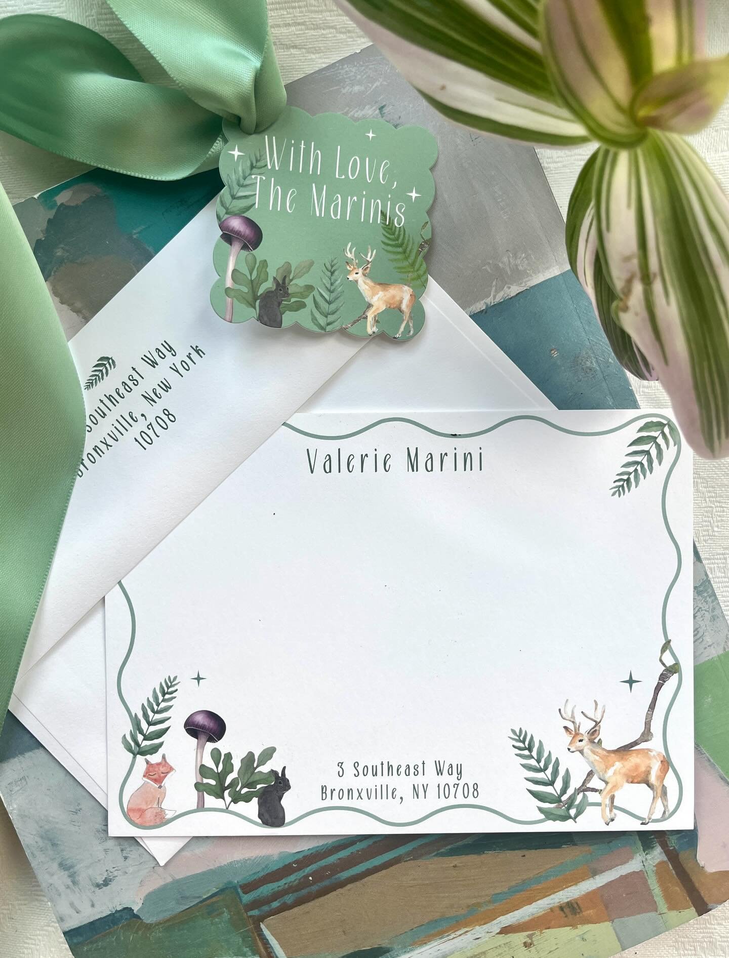 I designed a lot of custom gifts during the last couple of months leading up to Christmas star✨ this one was a personal fave &hellip; a whimsical forest themed stationery with a wavy border and die cut petite wavy full color gift tags to match 

#cus