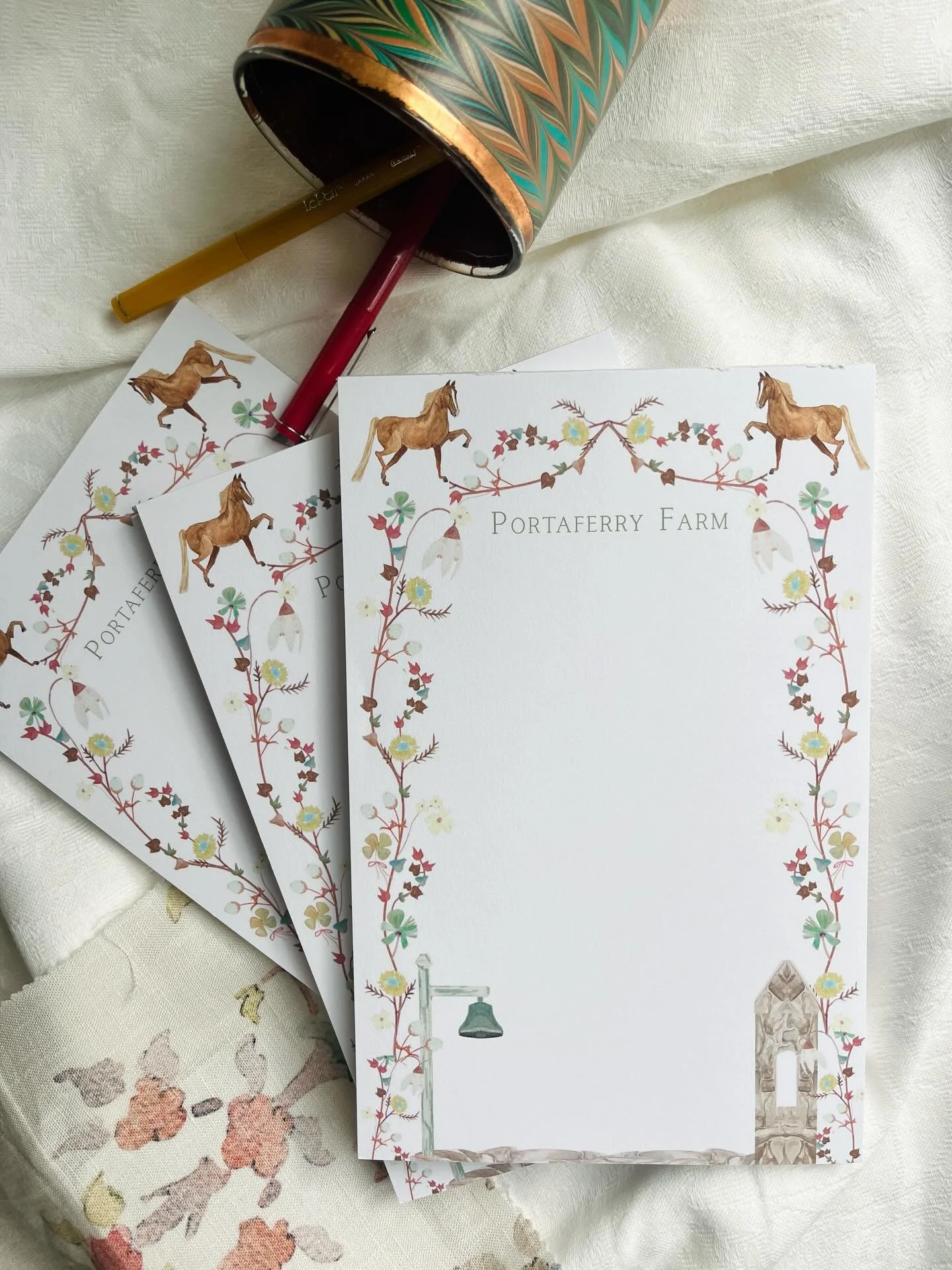 Custom painted notepads are probably my all time favorite gift item. Here are some recent ones &hellip;  all painted for these clients&rsquo; happy places in a range of big and small sizes! See my stories for more fun ideas&hellip;

#customnotepads #
