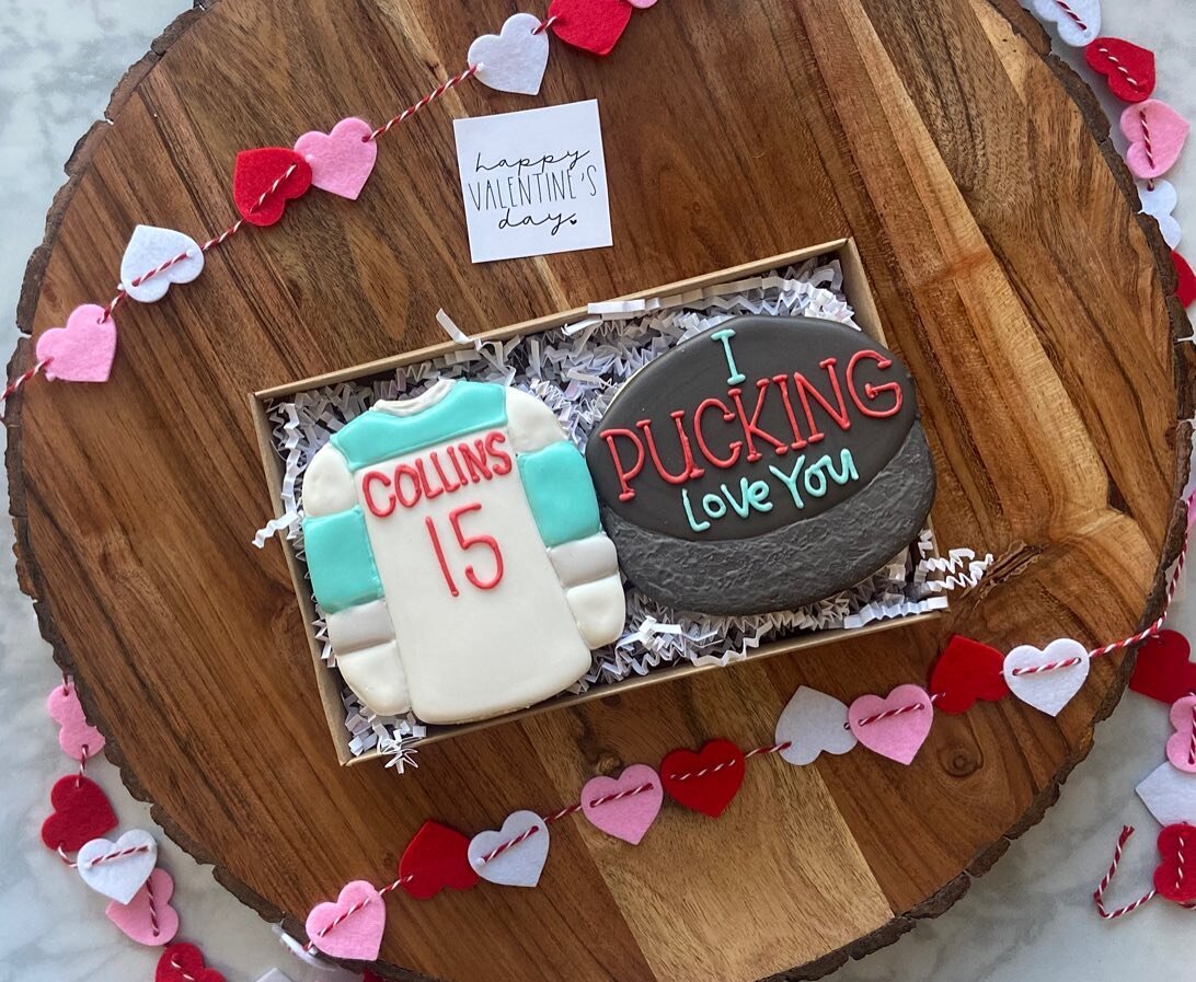 Okay, back to Valentine&rsquo;s Day cookies! This set is one of my favorite sets this year. You can personalize the jersey name and number! Make sure to grab one for your hockey loving Valentine 🏒

www.laurascookies.com/shop

Cutters: @kaleidacuts 
