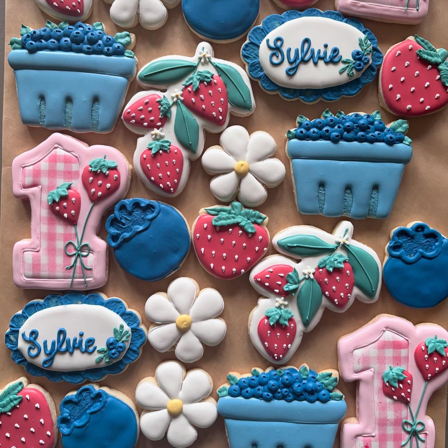 Celebrating a birthday with some berry cookies during berry season is definitely the way to go 🍓🫐

#decoratedcookies #berrycookies #berryfirstbirthdaycookies #blueberrycookies #strawberrycookies #birthdaycookies #firstbirthdaycookies #vermont #burl
