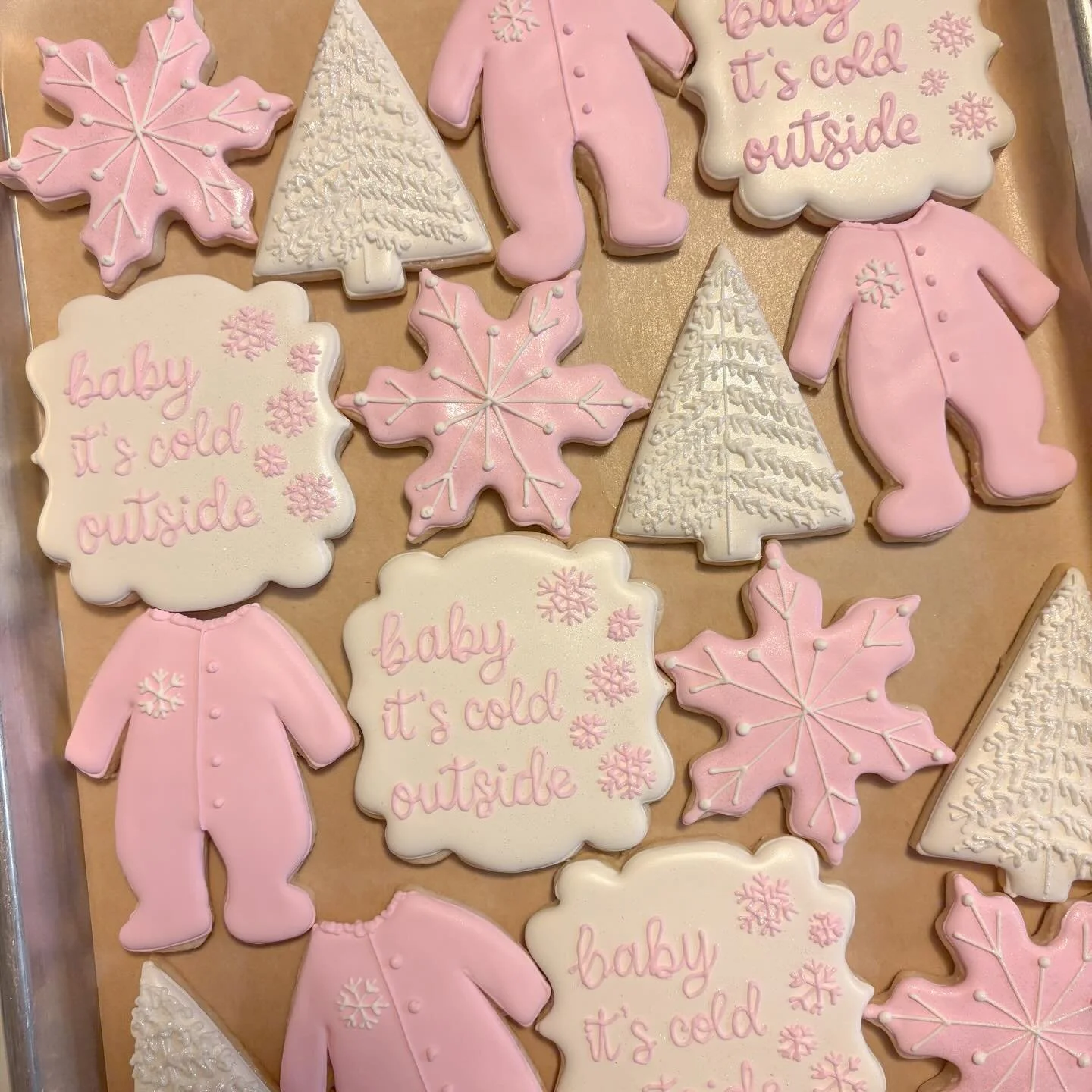 Baby, it&rsquo;s cold outside baby shower set ❄️

#burlington #southburlington #vermont #vermontmade #vtcookies