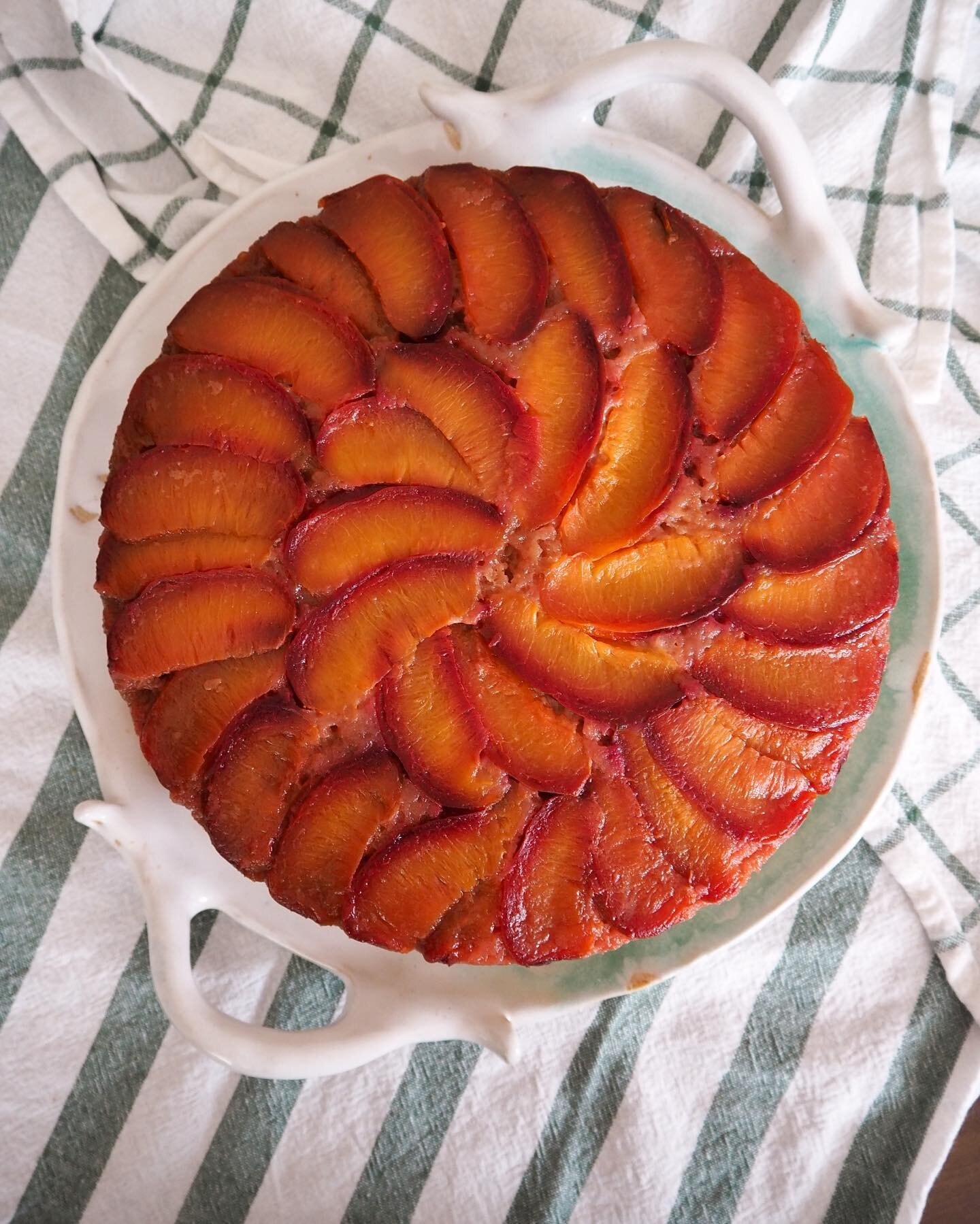 Plums are absolutely delicious right now and are aching to be put into all manor of baked goods. Make this Plum cardamom upside-down cake this long weekend to celebrate all the late summer fruits still hanging around. Head to the blog for the recipe!