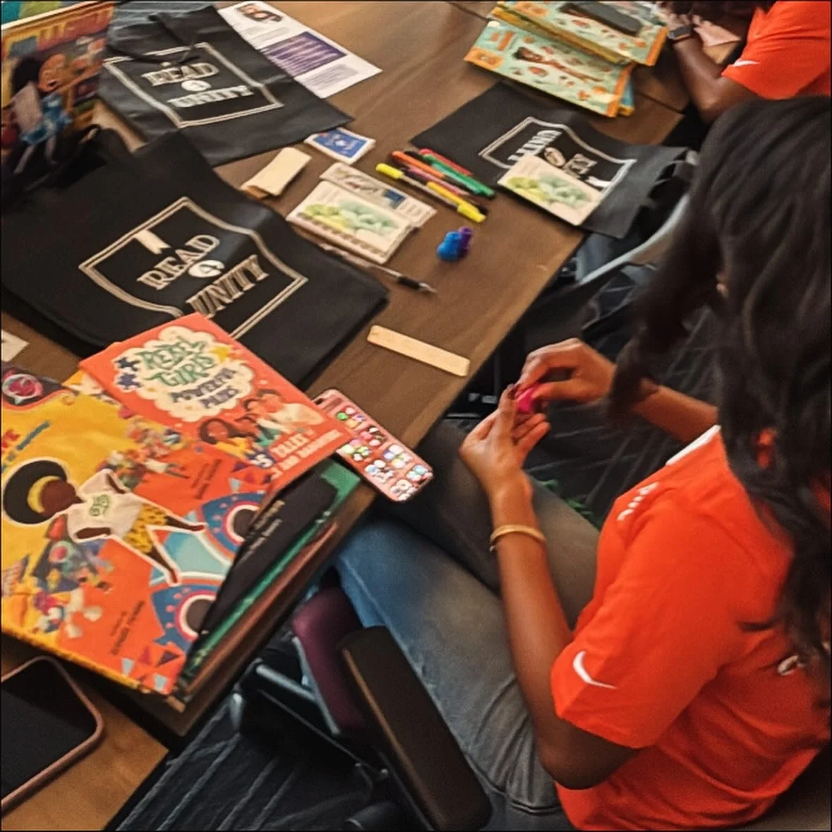 Huge thanks to @visitdotorg and their amazing corporate partner in ATL! 💛

A dozen volunteers assembled 100 book bundles with heartfelt notes and decorated bookmarks for our teachers  @jolly_elementary in Clarkston, GA. 📚✨

Their generosity also he