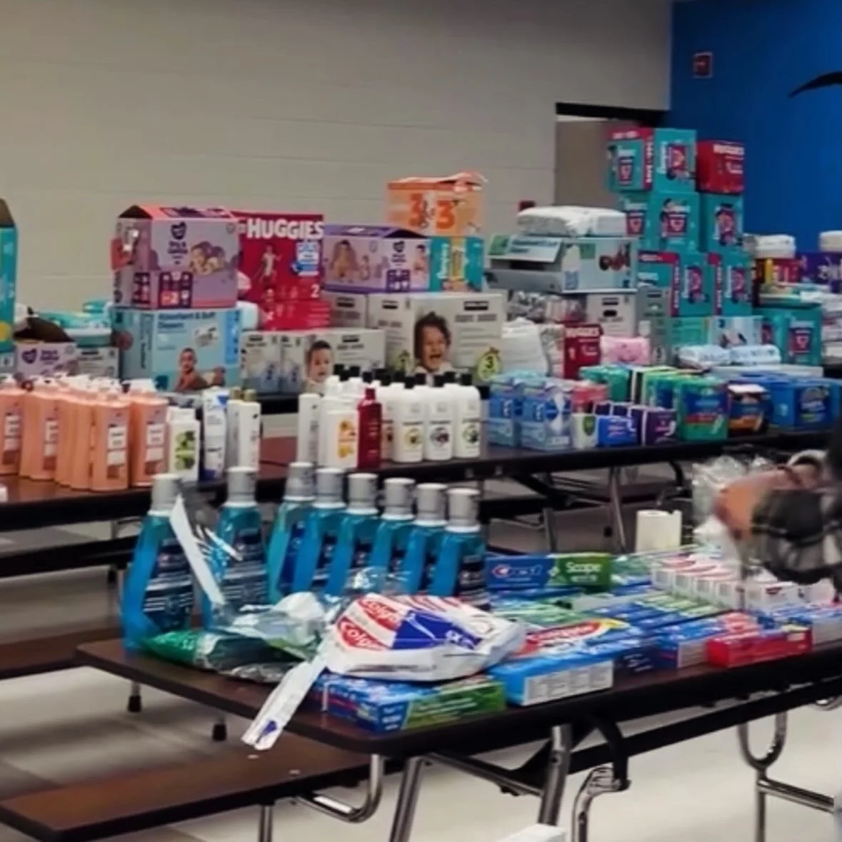 🤝📚🧼 Standing with Families in Minnesota

Read 4 Unity is partnering with Helping Hands MN to support families impacted by recent ICE activity in their communities.

Many families are afraid to leave their homes right now. Parents are scared. Child