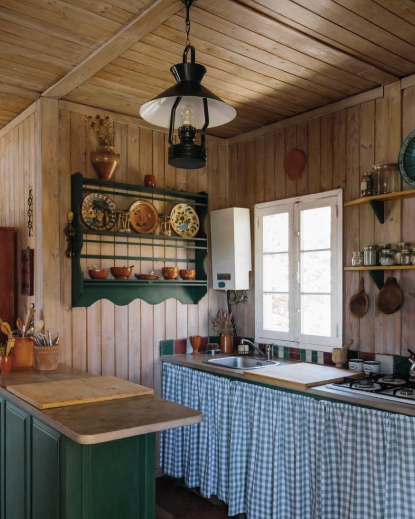 Candeeiro Colonial in @the_otherside_pt 

Photo: @alexreyto // @suro_living 

#country #countrylife #countryhome #decor #homedecor #homedesign #art #arq #handmade #light #lightinspired #lightingdesign #handmade #latoaria #latoariamaciel #latoariamaci