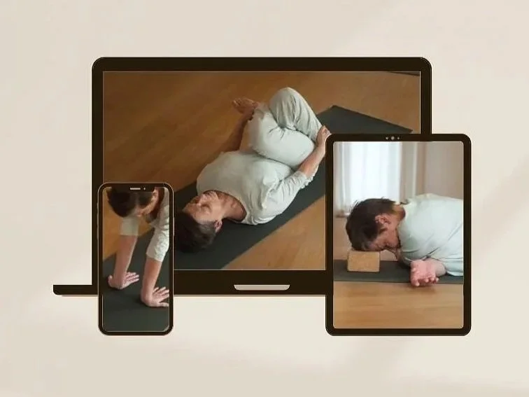 Yogalehrerin zeigt Asanas in Online Zoom Session. Zu sehen auf Laptop, Smartphone, Tablet