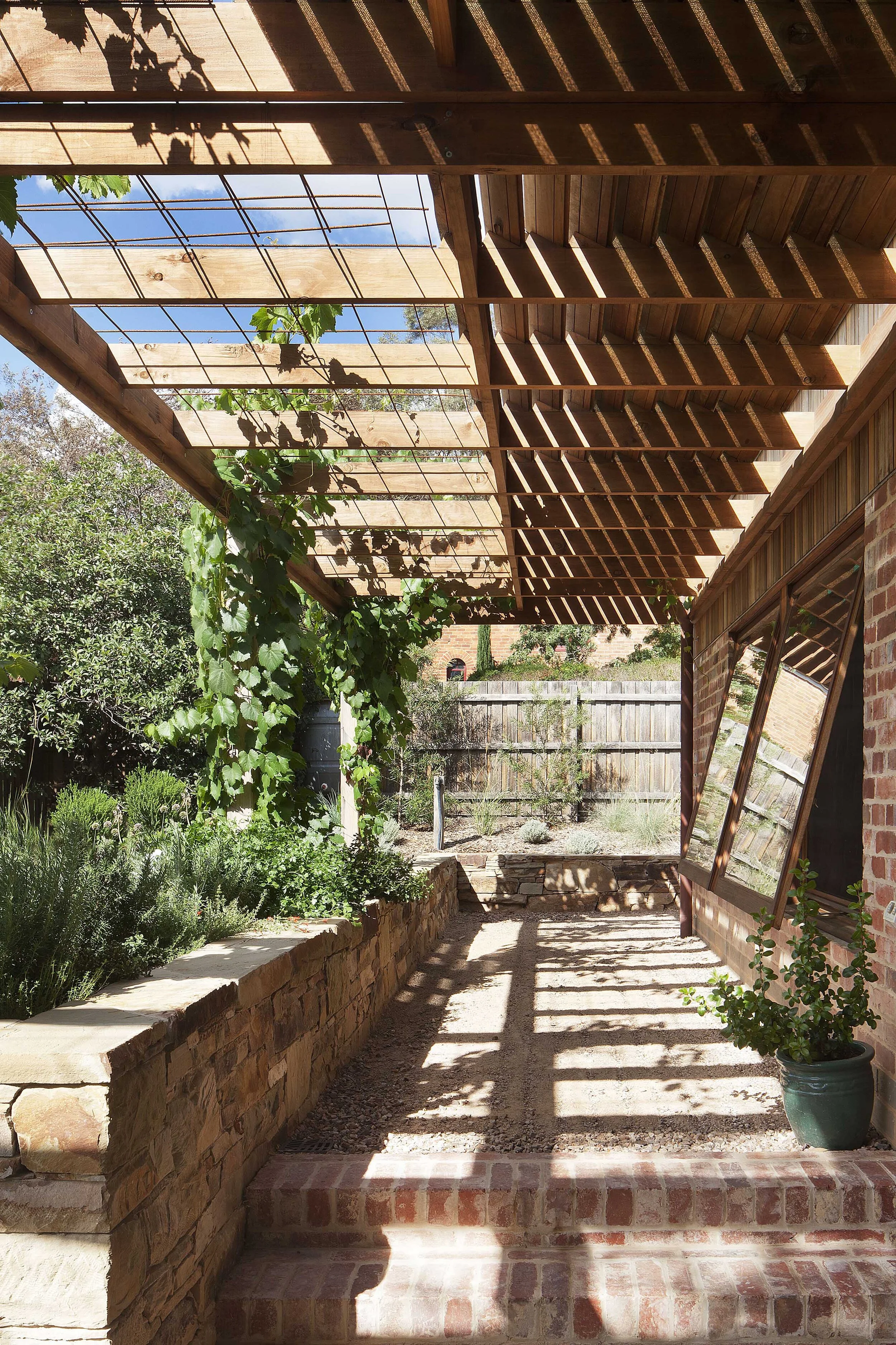 david-frazer-house-entrance-overhead-shade-logan-studio-©-lsa-smg.jpg