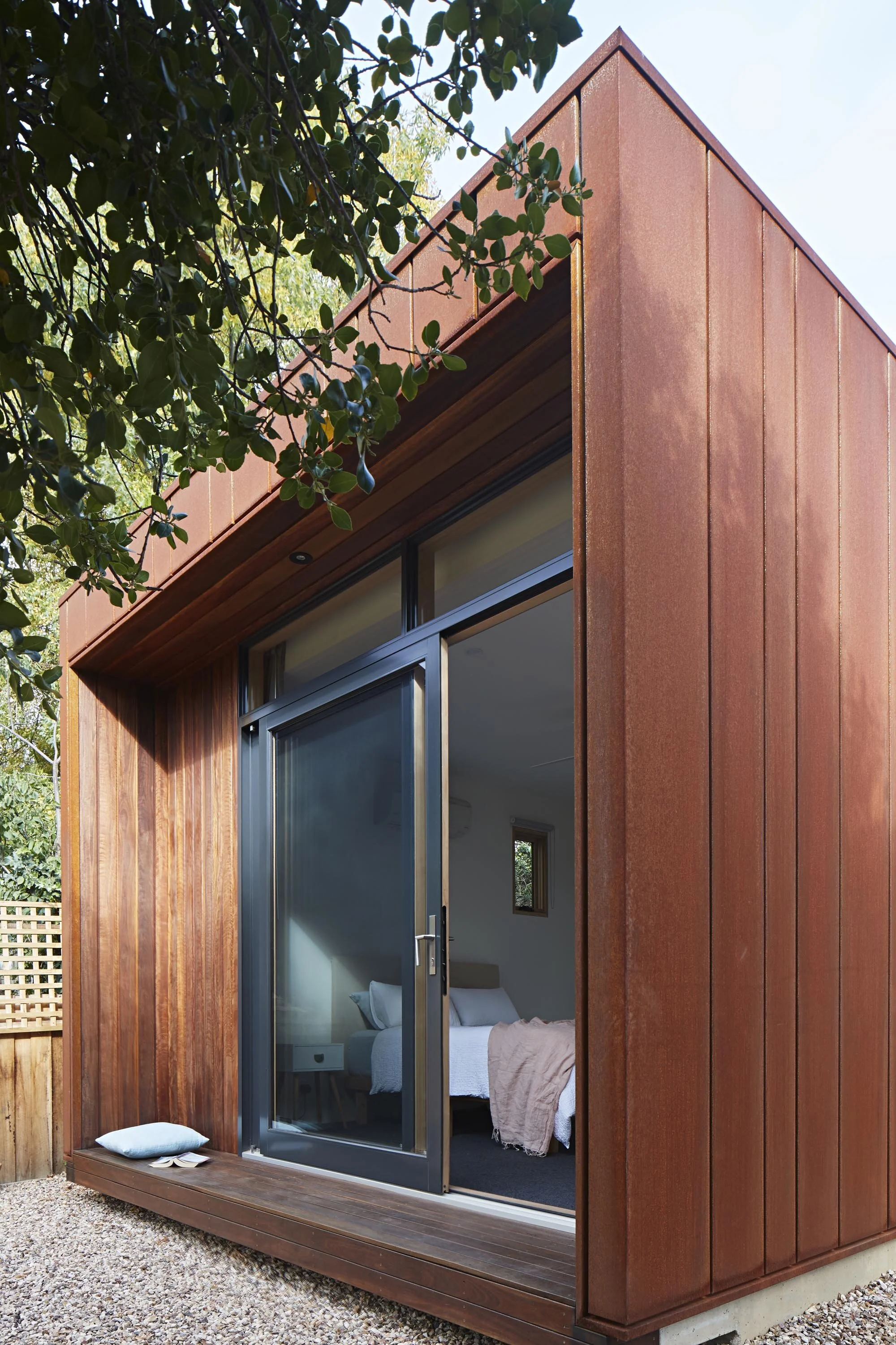 hunter-street-bedroom-corten-steel-logan-studio-©-lsa-smg.jpg