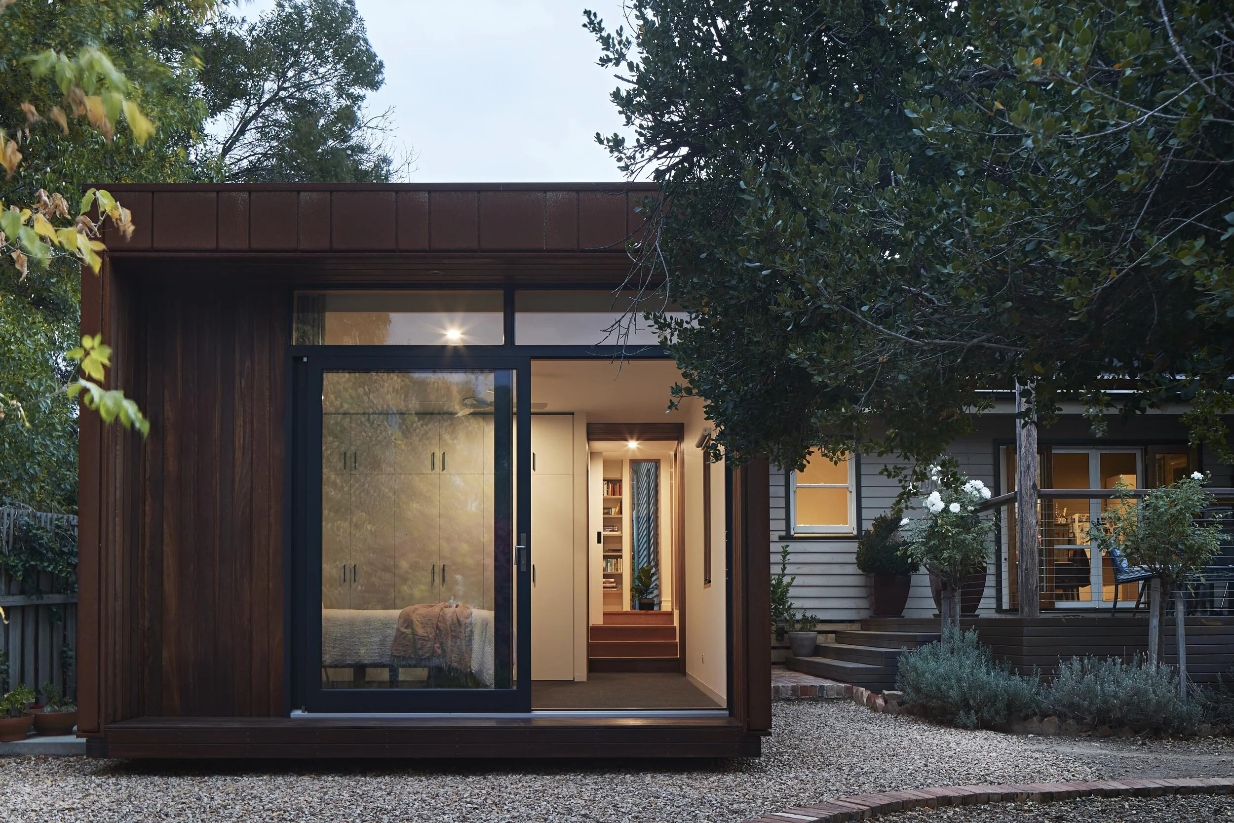 hunter-street-bedroom-exterior-evening-logan-studio-©-lsa-smg.jpg