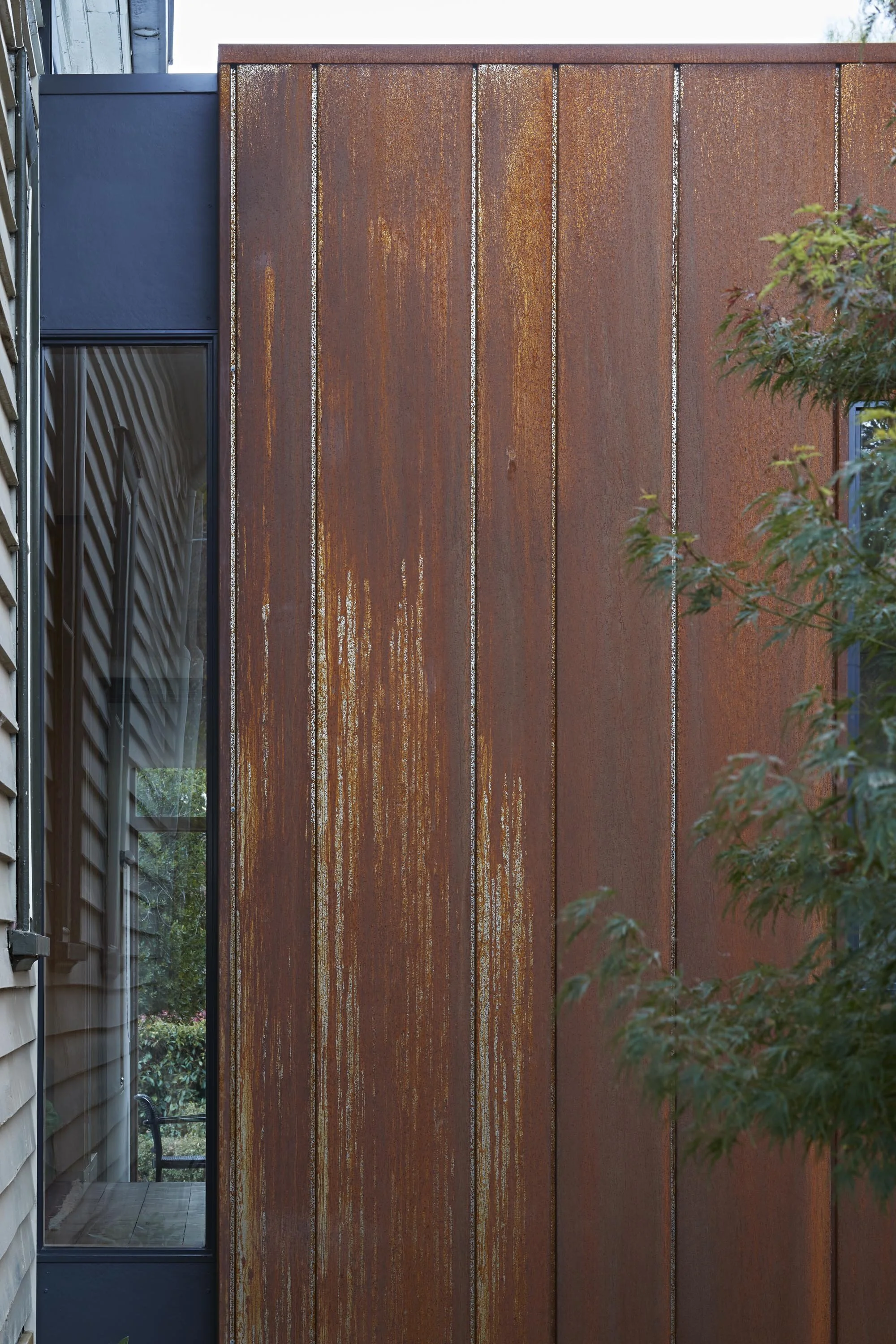 hunter-street-slit-window-close-corten-steel-logan-studio-©-lsa-smg.jpg