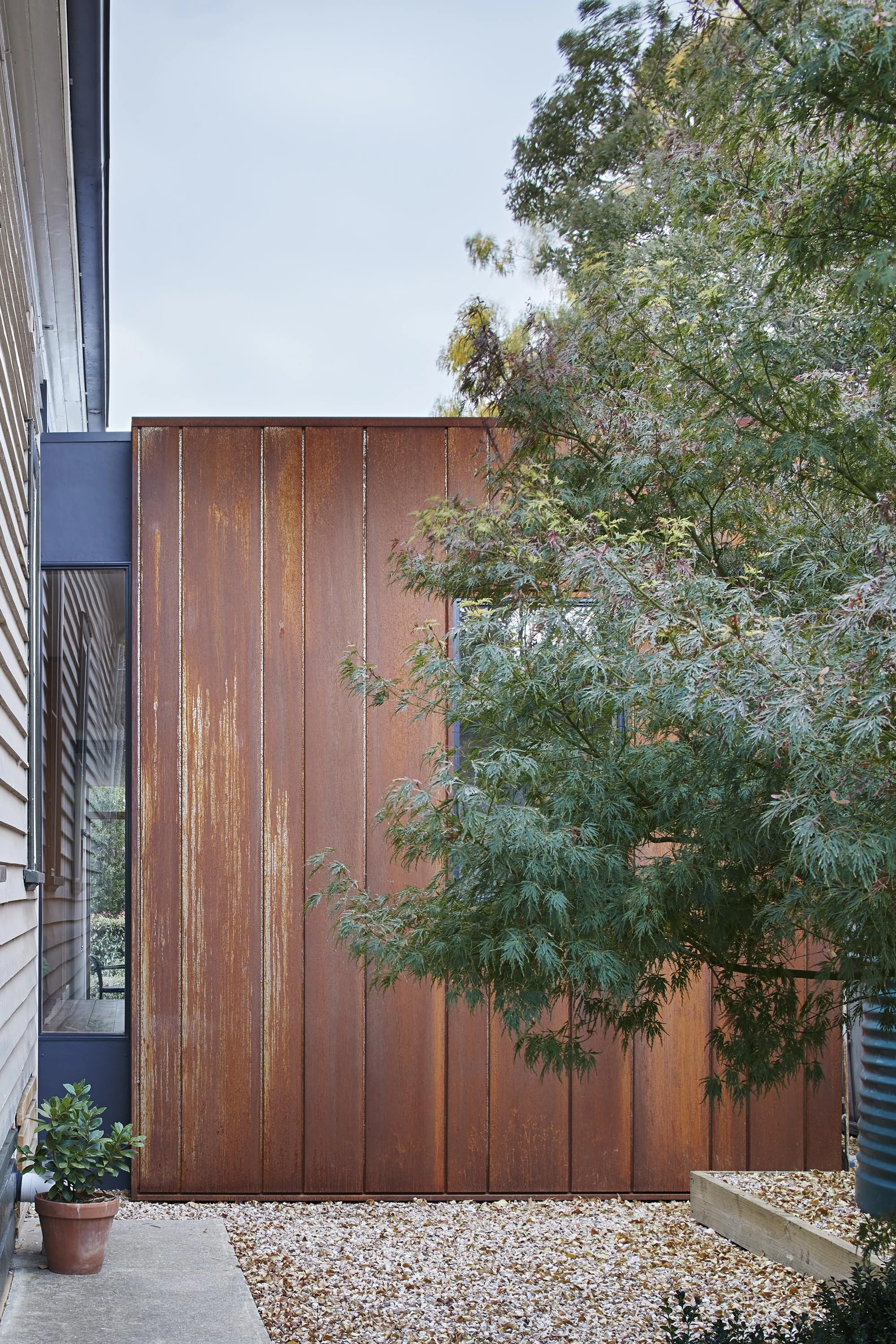 hunter-street-slit-window-corten-steel-logan-studio-©-lsa-smg.jpg