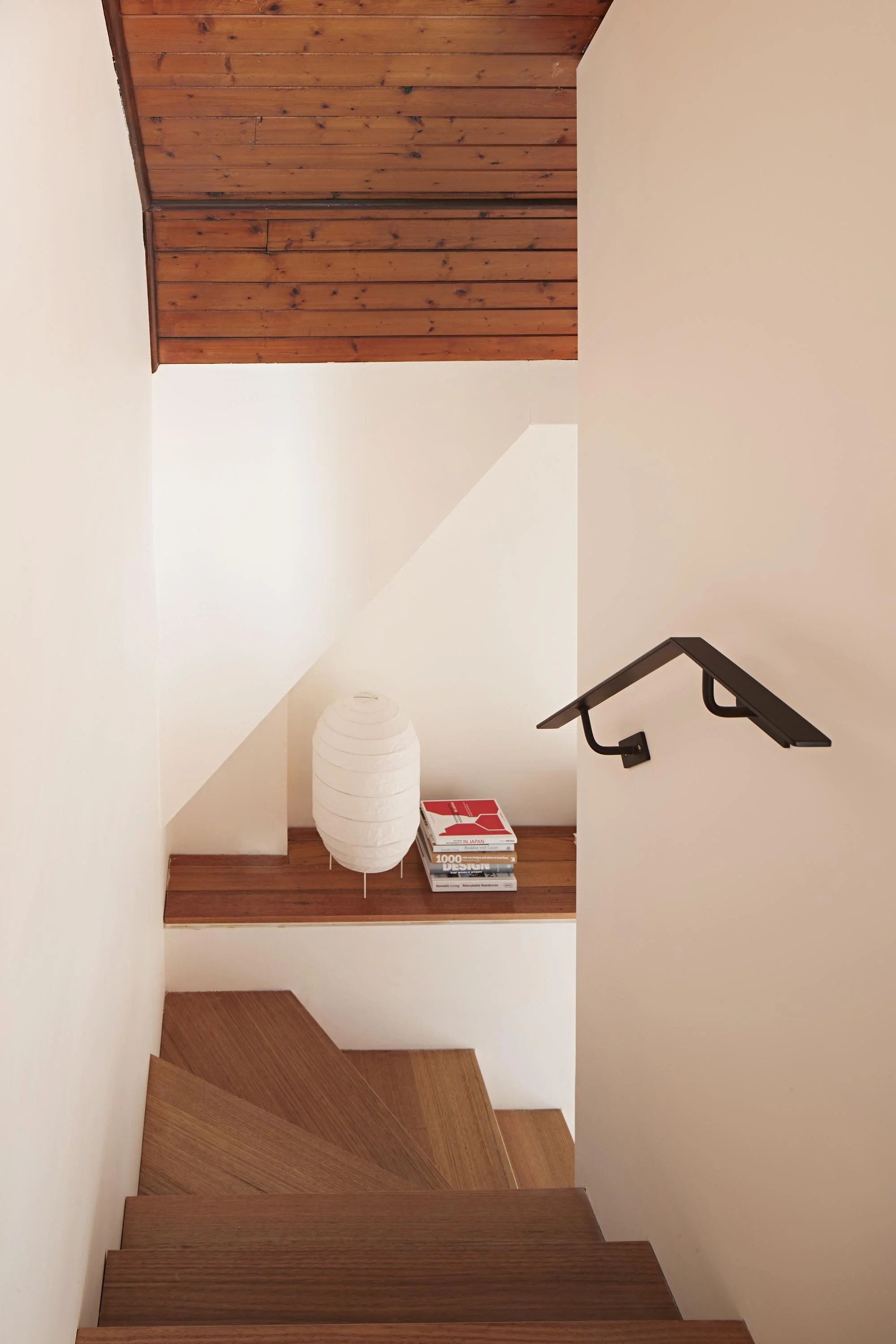 freemasons-residence-staircase-shelf-logan-studio-©-lsa-smg.jpg