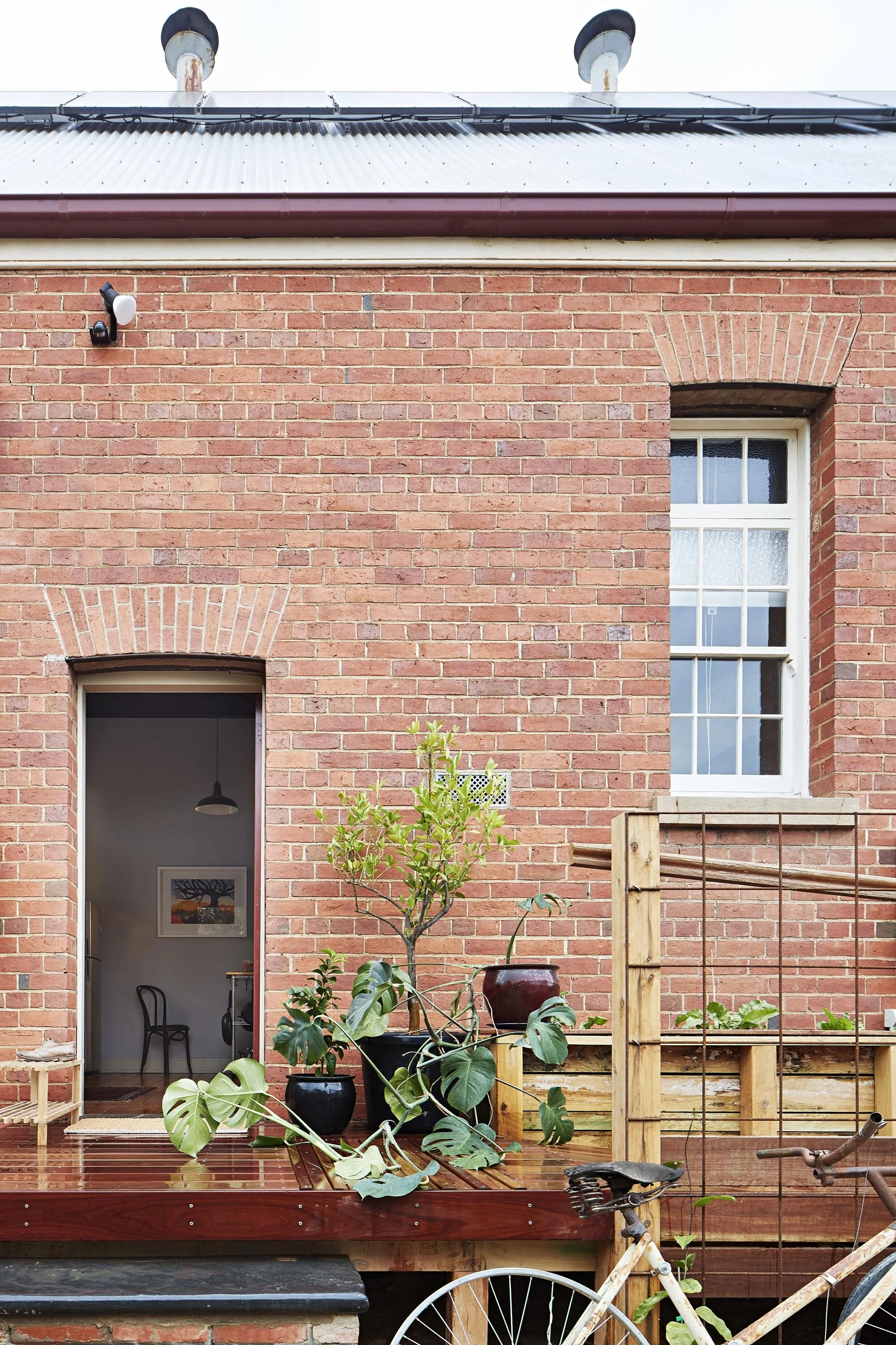 freemasons-residence-brick-entrance-logan-studio-©-lsa-smg.jpg