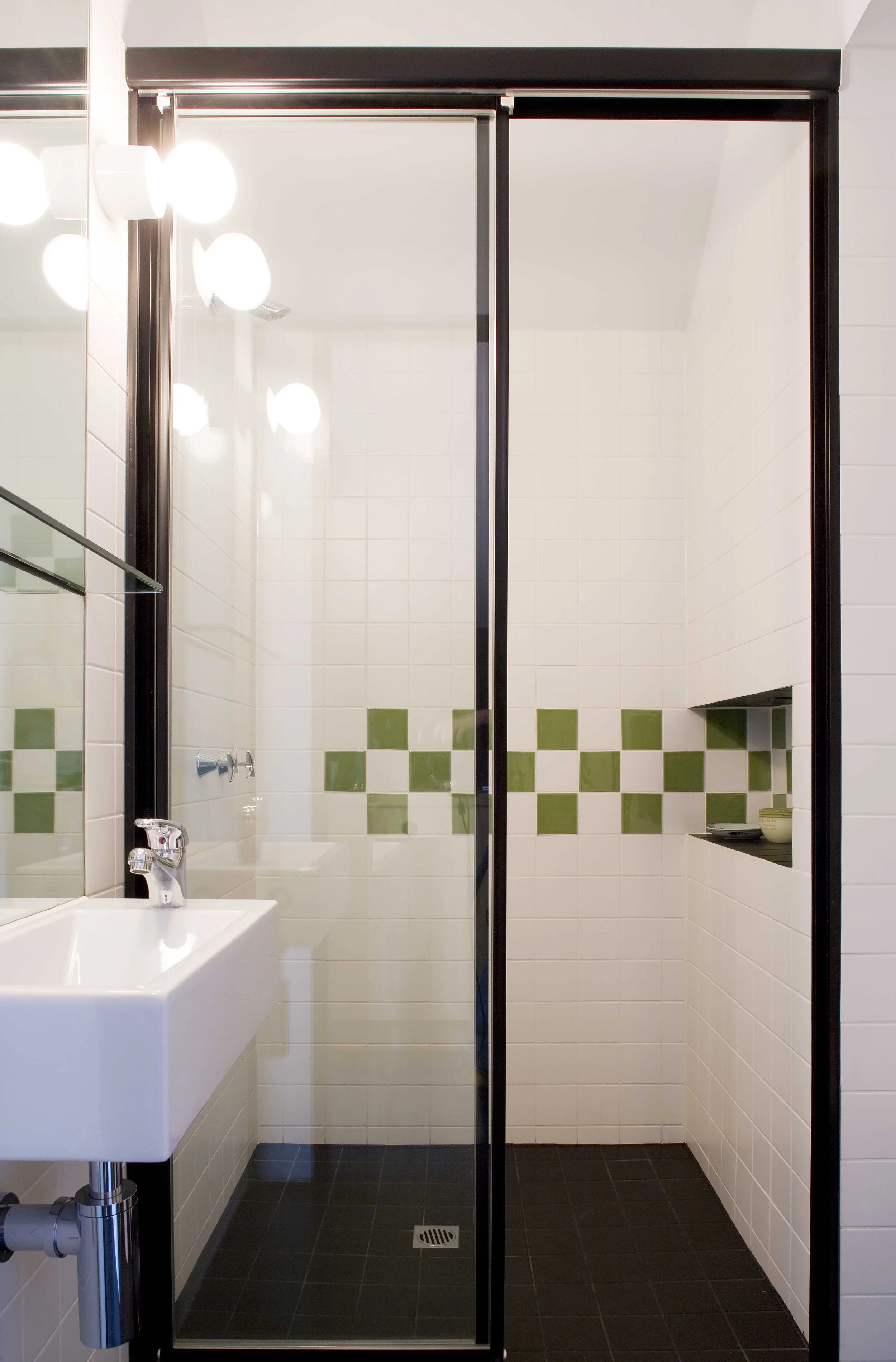 studio-apartment-bathroom-shower-logan-studio-©-lsa-smg.jpg