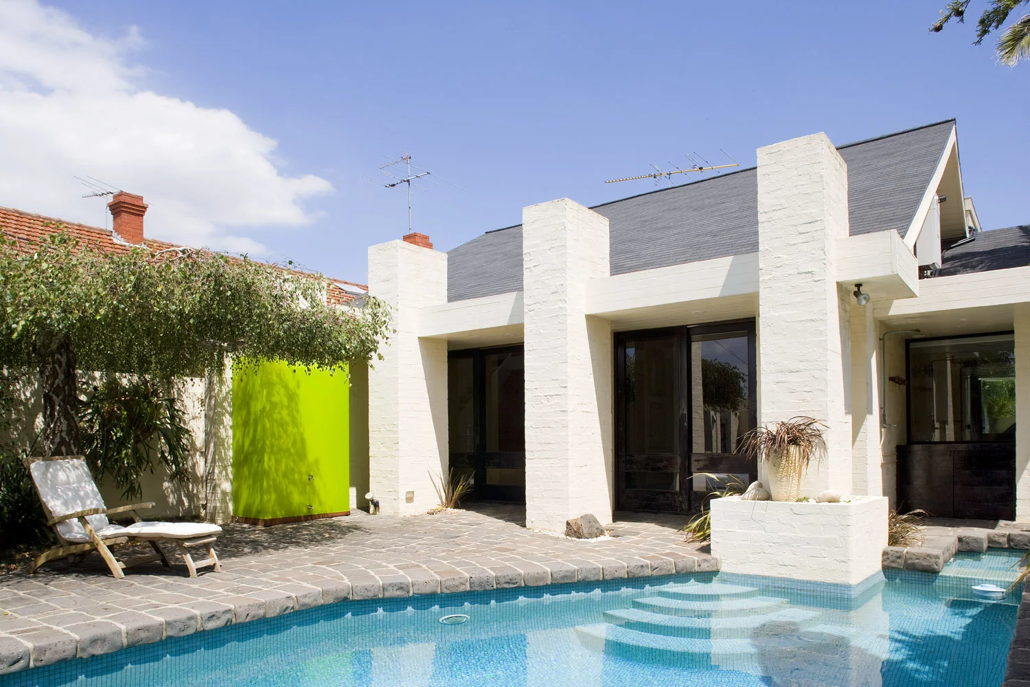 lumi-green-rainwater-tank-pool-logan-studio-©-lsa-smg.jpg