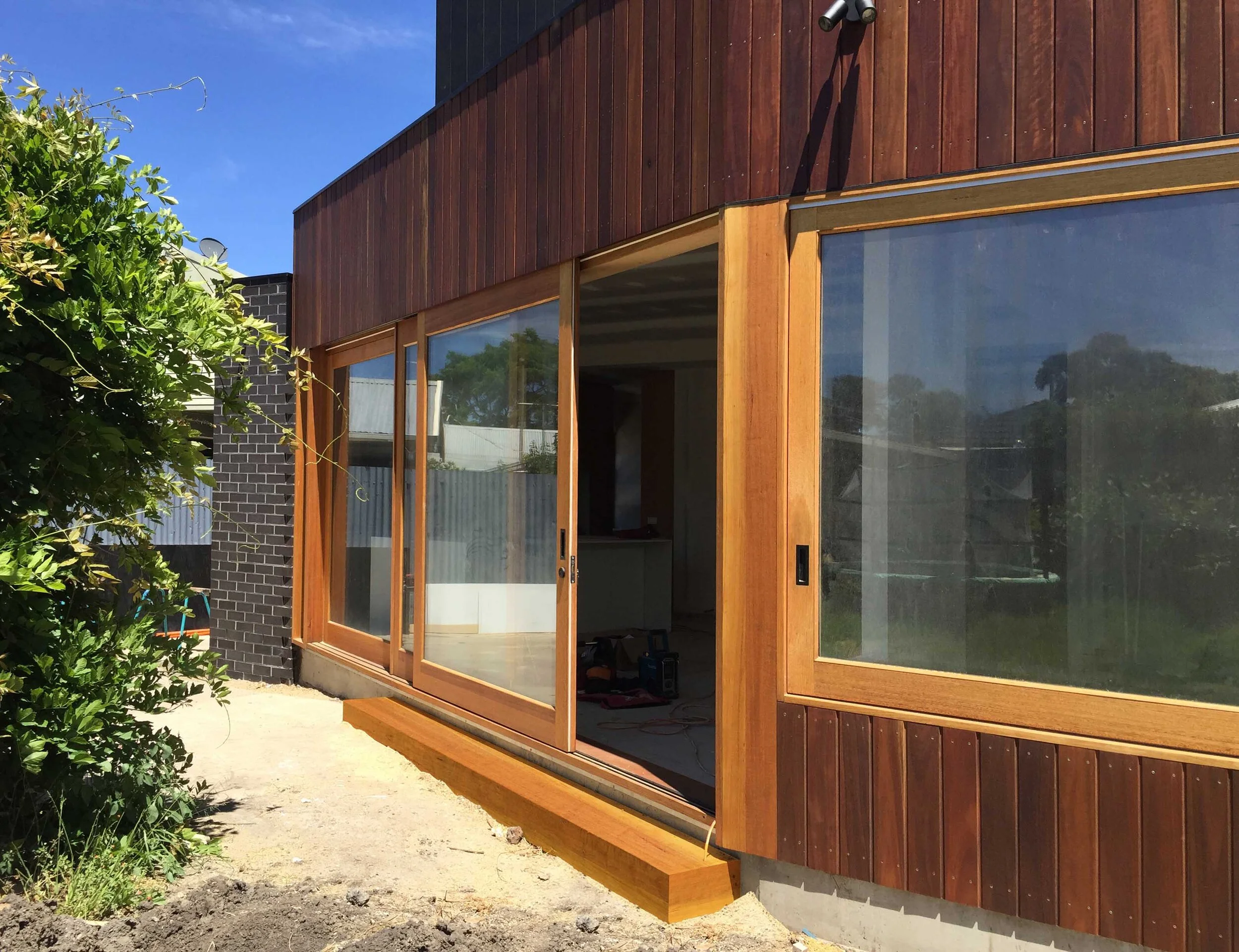 victoria-road-timber-sliding-door-logan-studio-©-lsa.jpg