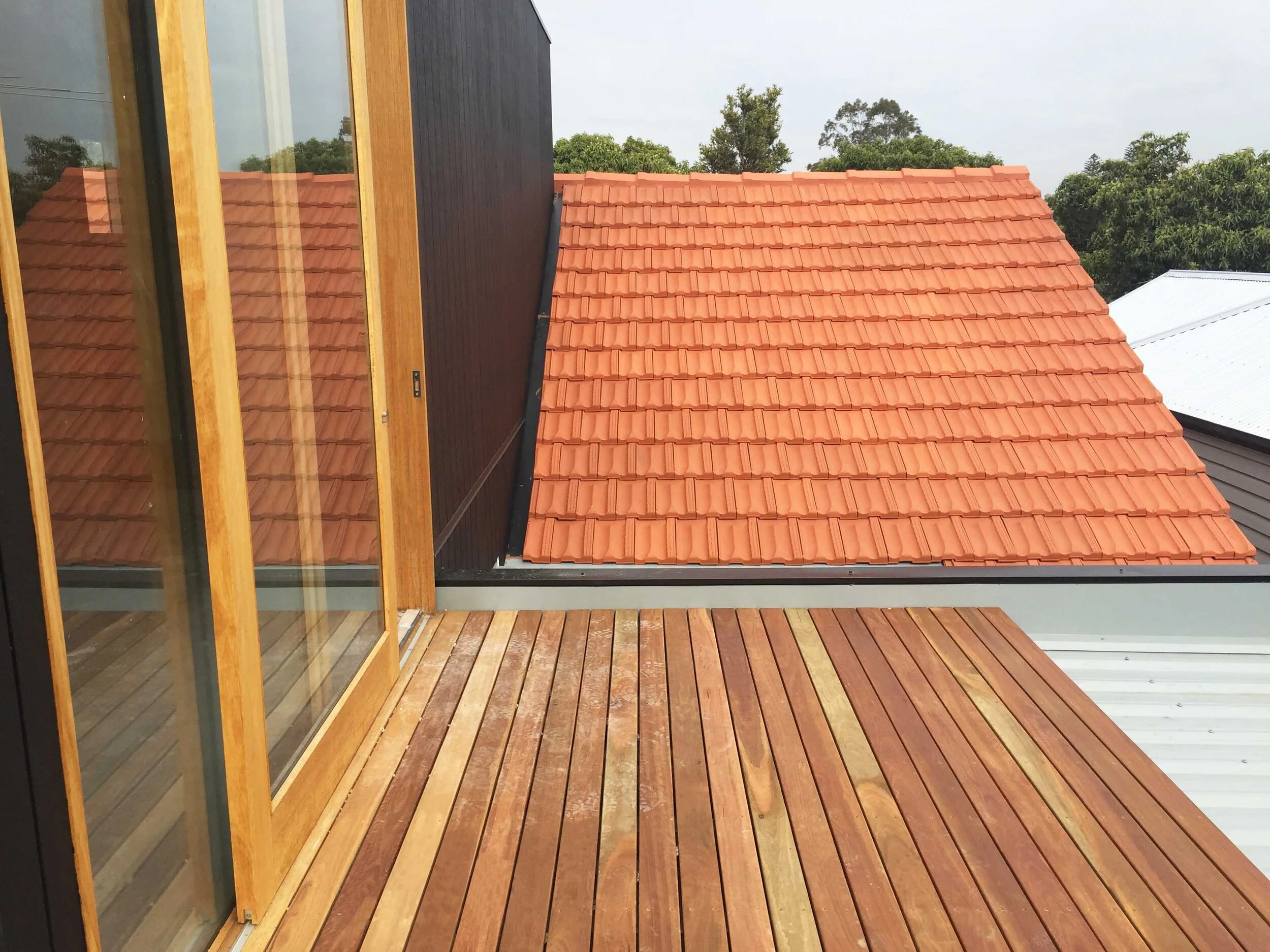 victoria-road-timber-deck-tile-roof-logan-studio-©-lsa.jpg