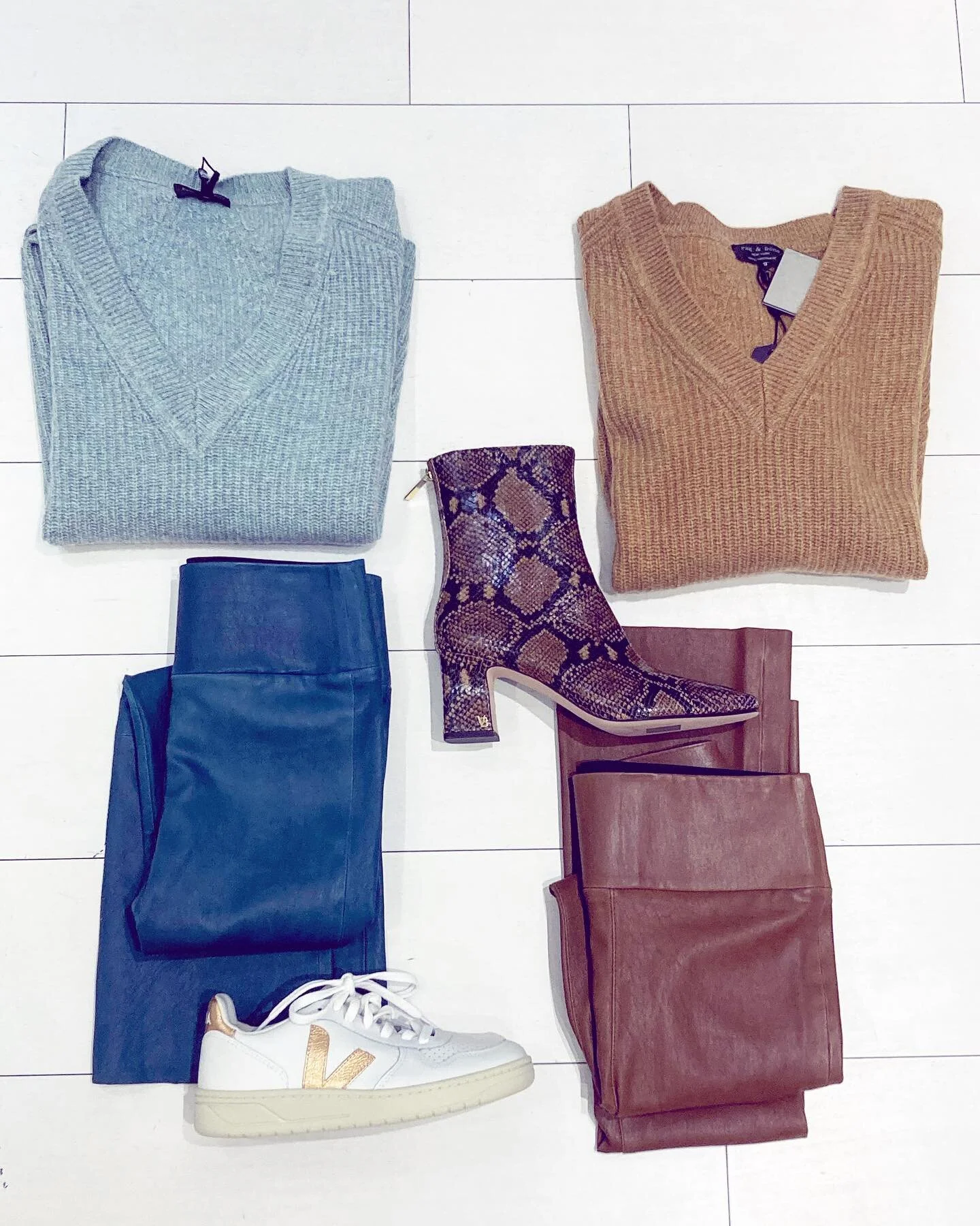 New SPRWMN leather cropped flare pants!!!! Whether you’re feeling a sweater, silk floral top, sneakers, or snakeskin booties, you have options with these pants. The wide waistband is super comfy and they fit like a dream😍
•
•
•
•
#sprwmn #leather #l