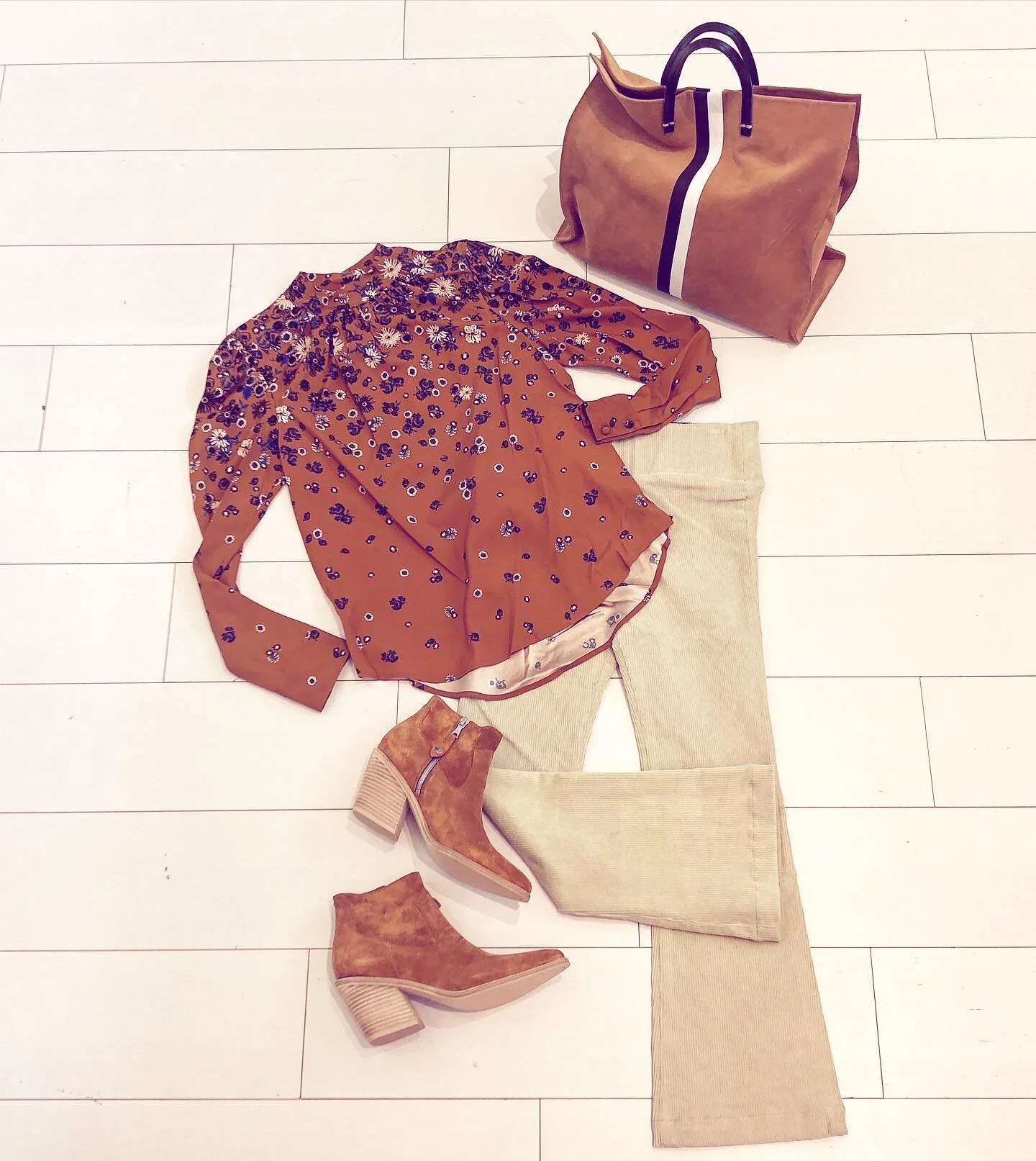 Pull on cropped flare cords?  Yes, please!!! They fit like a dream😍
•
•
•
•
#sprwmn #cords #clarev #style #fashion #dallasstyle #dallasstylist #wardrobe #fallneutrals #transitionalstyle #fallfashion