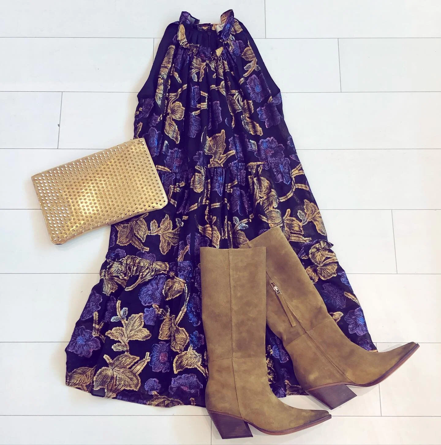 When it’s 80 degrees in November, you pull out the fall floral dresses and suede boots 😍 Also, these boots are a lot of look for just $285 (DM for details... fit requires smaller calves)
•
•
•
•
#fallflorals #falldress #suedeboots #stanleykorshak #o