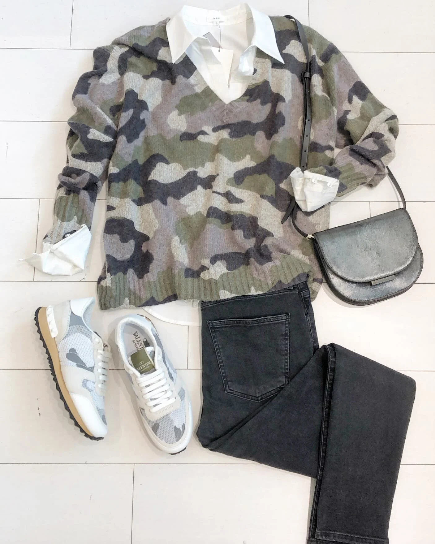 What camo dreams are made of 😍
•
•
•
•
#camo #camostyle #camoflauge #valentinocamo #valentino #valentinosneakers #designersneakers #camosweater #brunellocucinelli #sisters #sisterstyle #dallasstyle #stanleykorshak