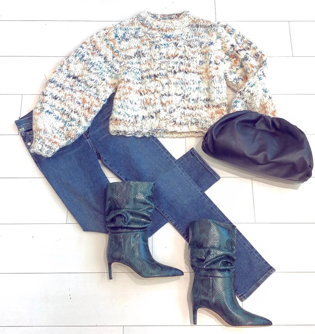 Daytime chíc💚
•
•
•
•
#paristexasboots #fallfashion #fallstyle #shopping #dallasstyle #dallasstylists #readyforfall #sisters #sisterstyle #sweaterweather #stanleykorshak #ullajohnson #booties #bottegaveneta