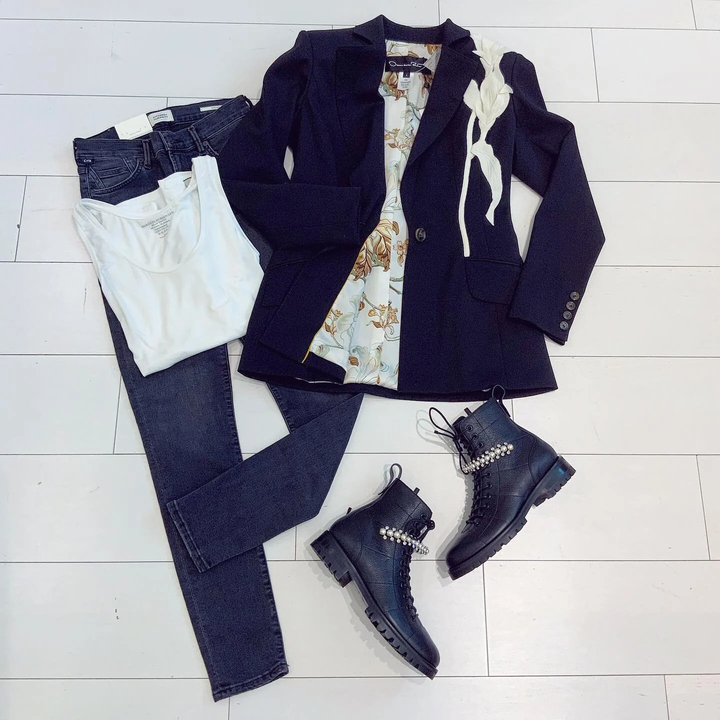 Blazers and combat boots... a match made in heaven🖤🤍
•
•
•
•
#combatboots #jimmychooboots #jimmychoocombatboots #sisterstyle #sisters #dallasstylists #dallasstyle #shopping #dallasshops #stanleykorshak #faithandfashion #falltrends #fallfashion #fal