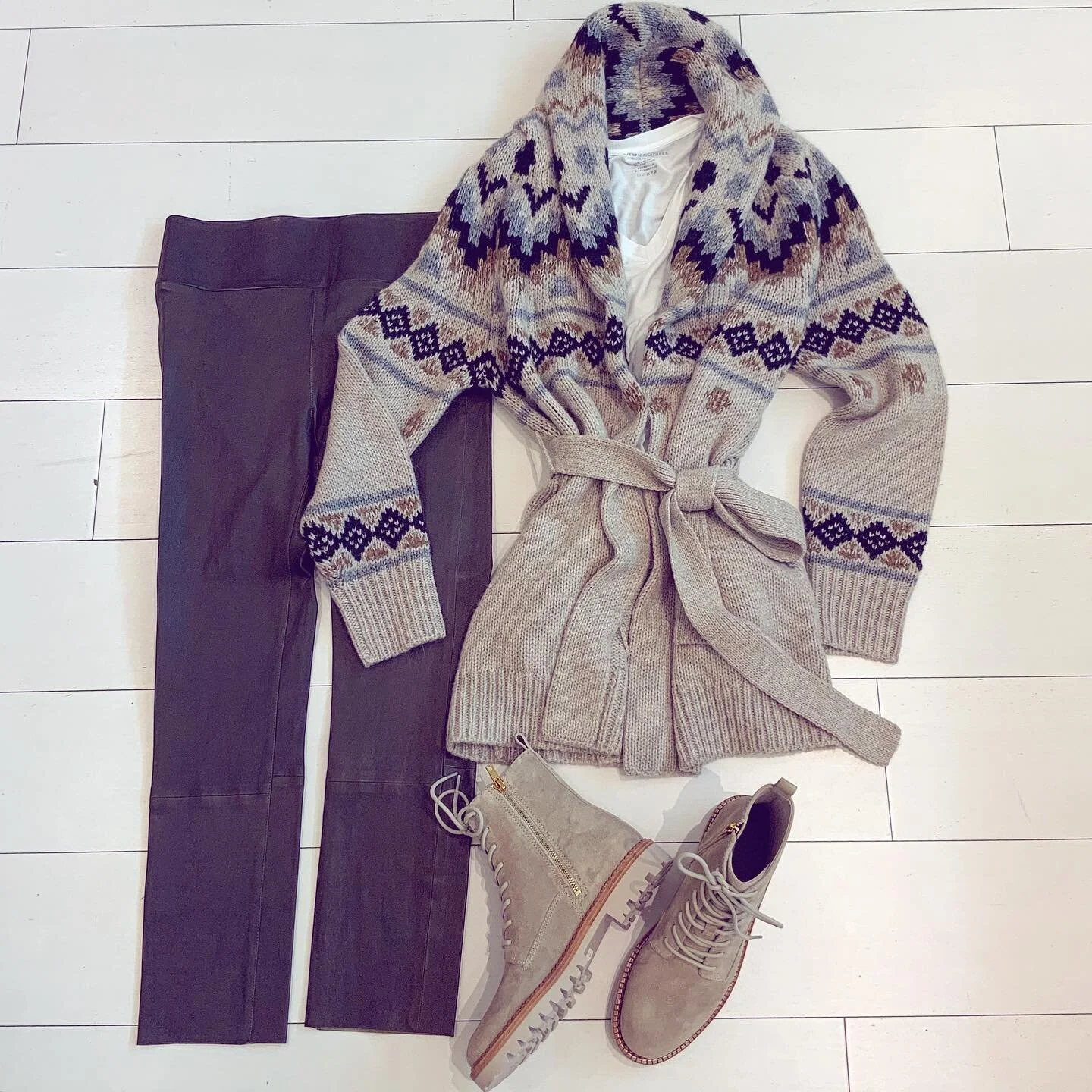 Having fun styling the new @vince combat boots 😍
•
•
•
•
•
#vinceboots combatboots #neutralstyle #neutrals #vince #dallasstyle #dallasshopping #wardrobestylist #dallasstylists #stanleykorshak #sisters #sisterstyle #fallfashion #fallstyle #ootd