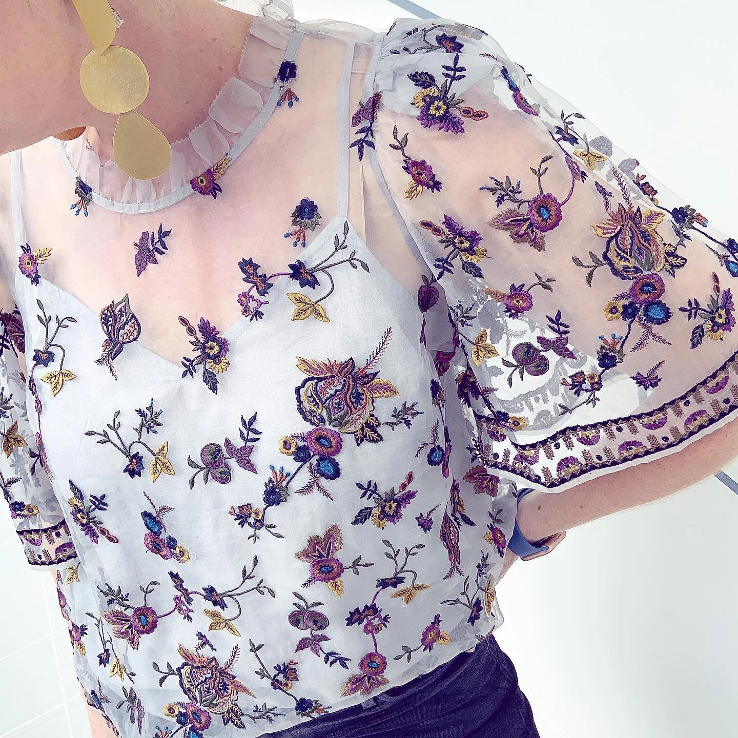 Fall florals... throw in a dramatic sleeve and 😍 DM for purchase or shop the link in our profile- special instructions “the sisters” 😘
•
•
•
•
#fallflorals #dramaticsleeve #sisters #sisterstyle #ootd #fashion #style #shopping #dallasstyle #wardrobe