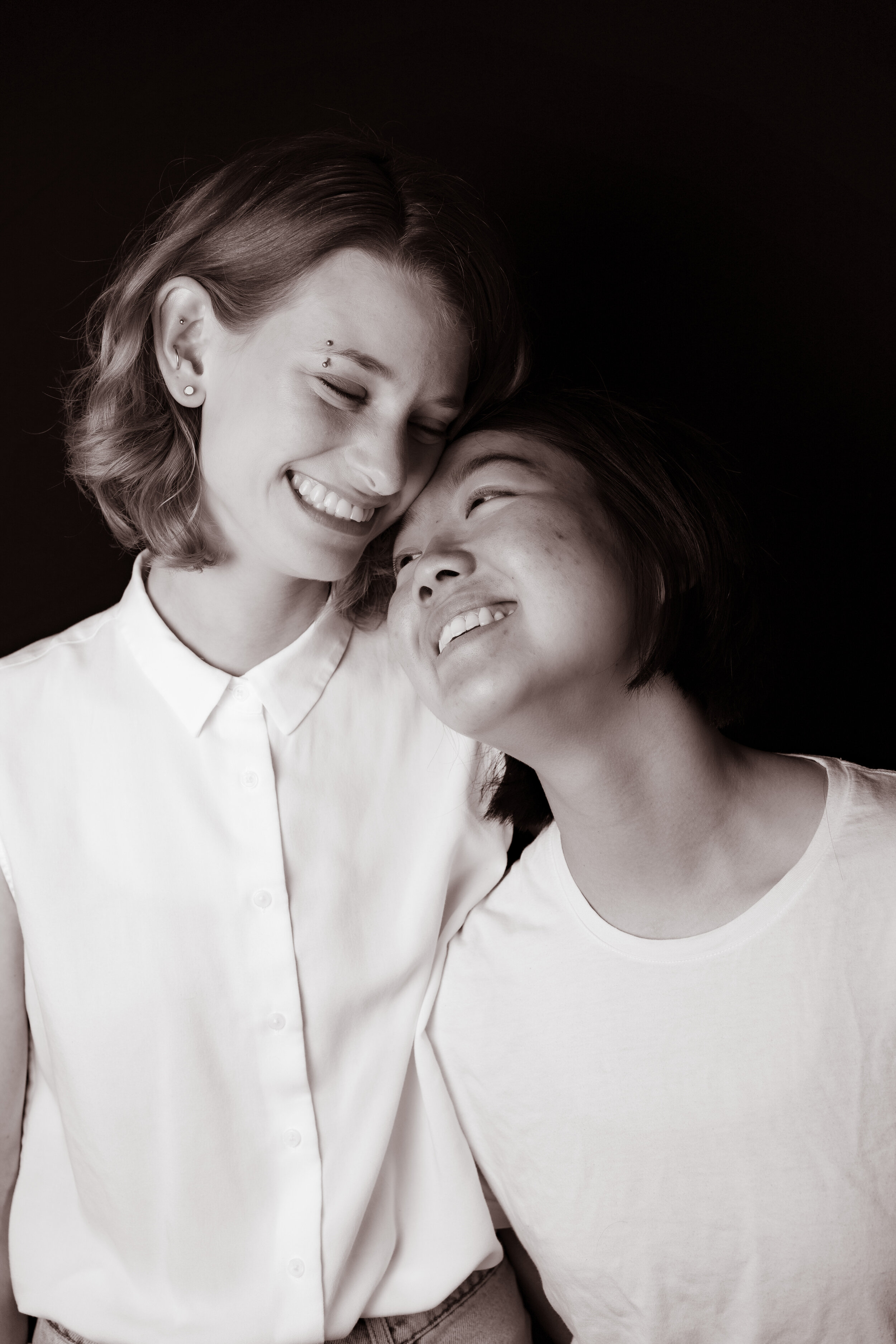 Taking photos in my home studio allow intimate photos that draw the attention to you in a striking and intense way for a truly unique photo experience. With a dark black background, it brings you forward in a stunning way.