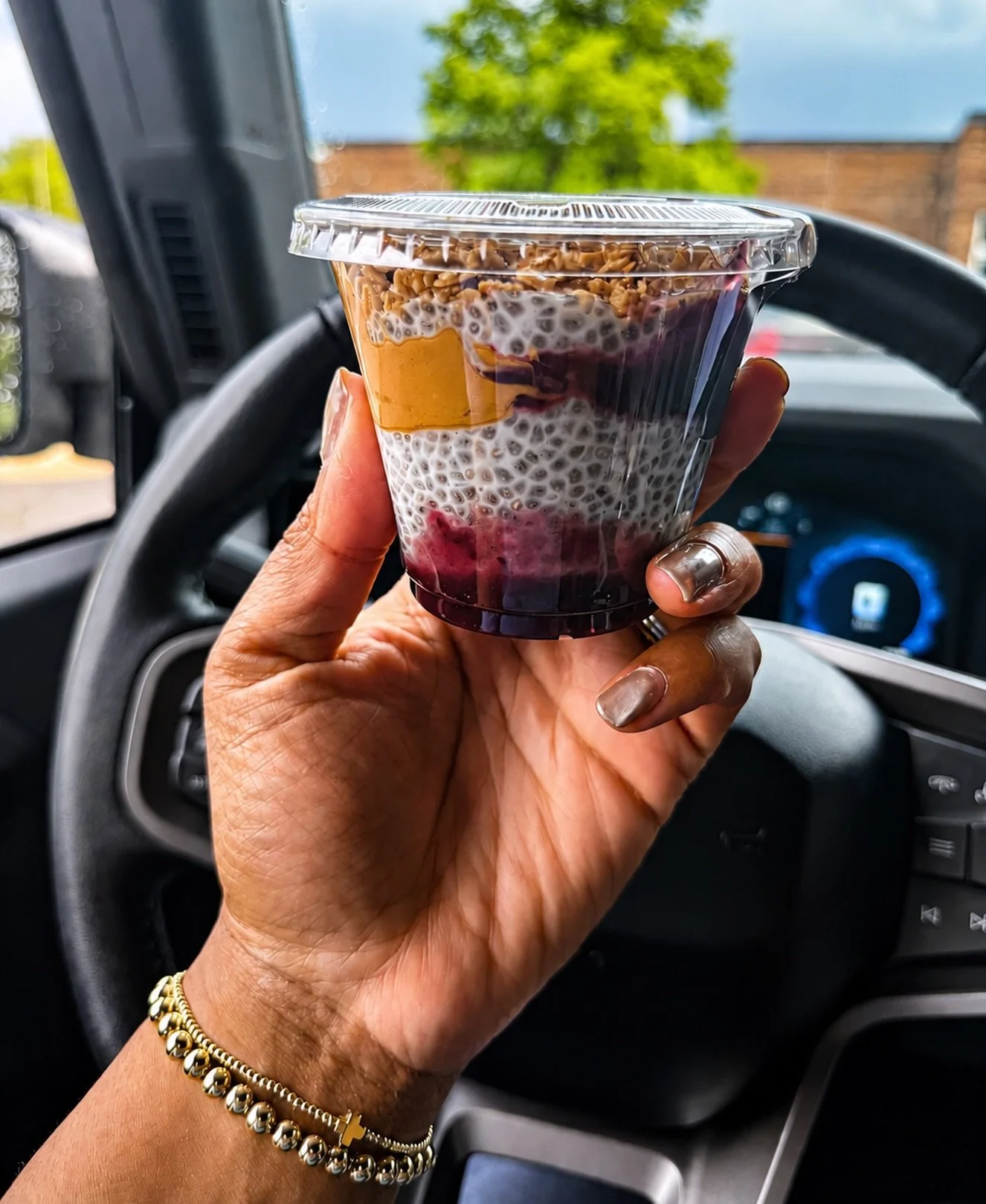 𝗣𝗕 + 𝗝 𝗣𝗮𝗿𝗳𝗮𝗶𝘁 is back in our grab and go!
Chia soaked in coconut milk, blackberry jam, peanut butter + granola. Vegan + Gluten-free.