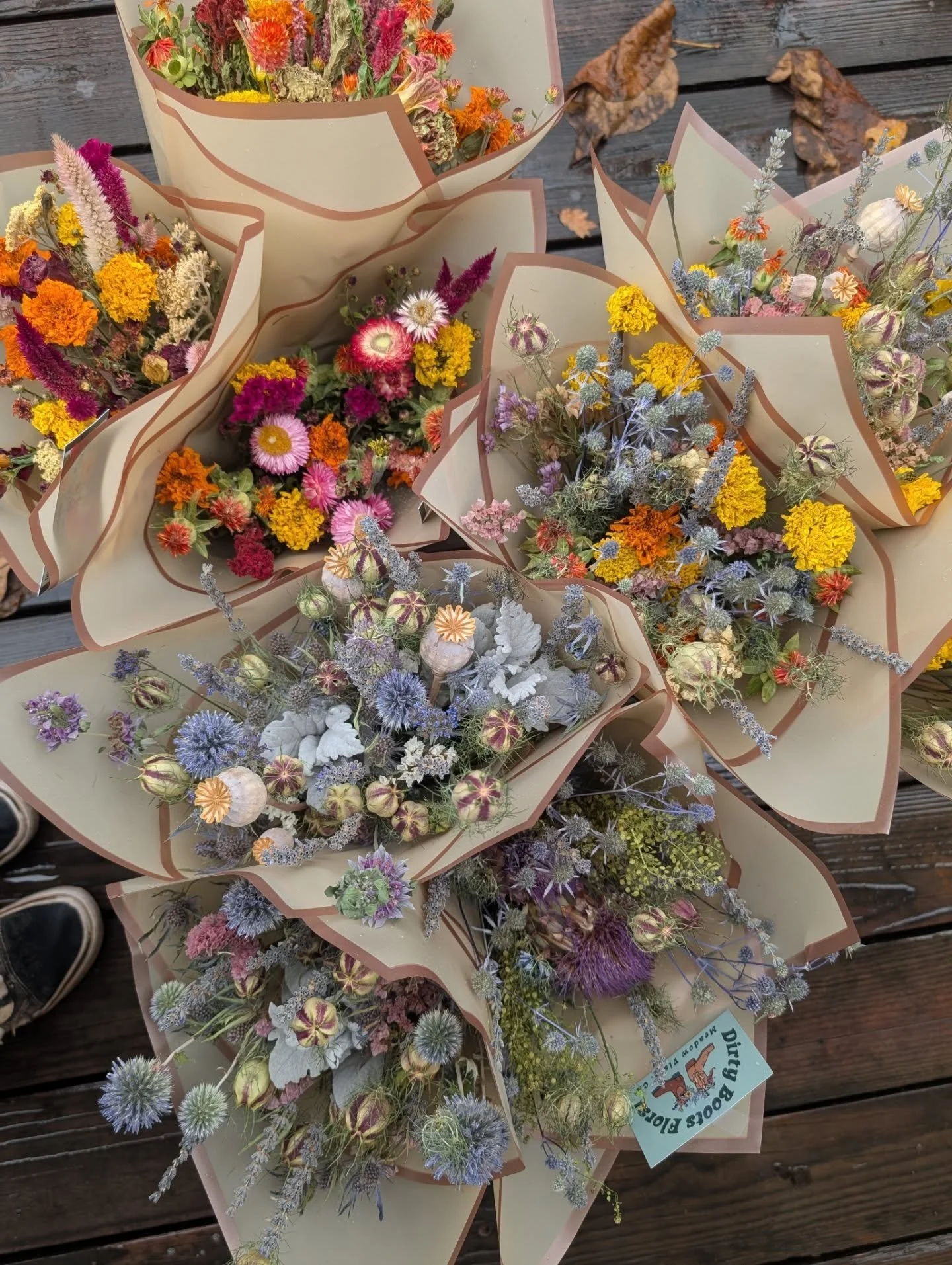 Another everlasting dried flower bouquet restock at @raggedglorytradingco ❇️ Been loving making these little beauties for them, they brighten up a winter day