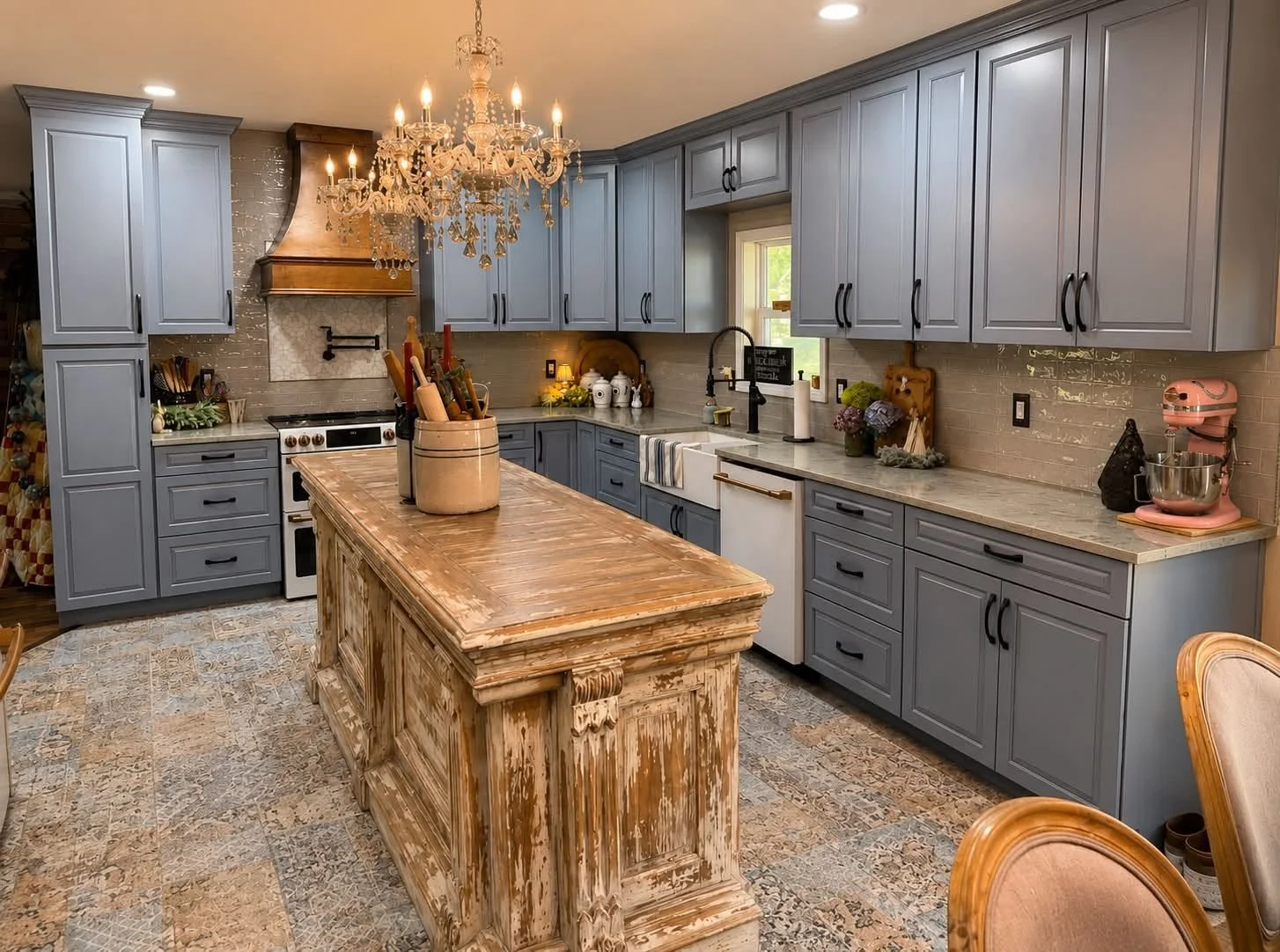 Kitchen Remodel in Cedar Creek
Waypoint Living Spaces:
460R painted mist 
Mount Fuji Quartz countertops